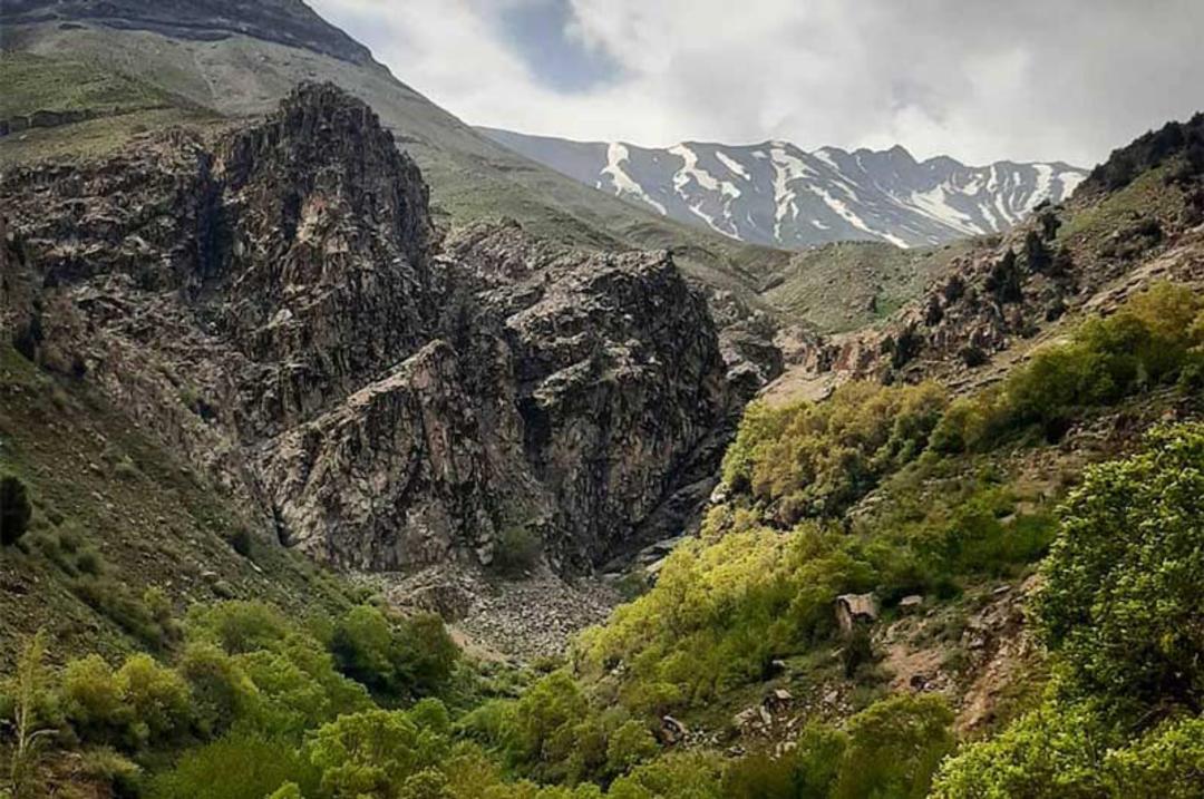 طبیعت سرسبز و کوهستانی اطراف روستای ایگل، وب‌سایت lifedeco، عکاس نامشخص