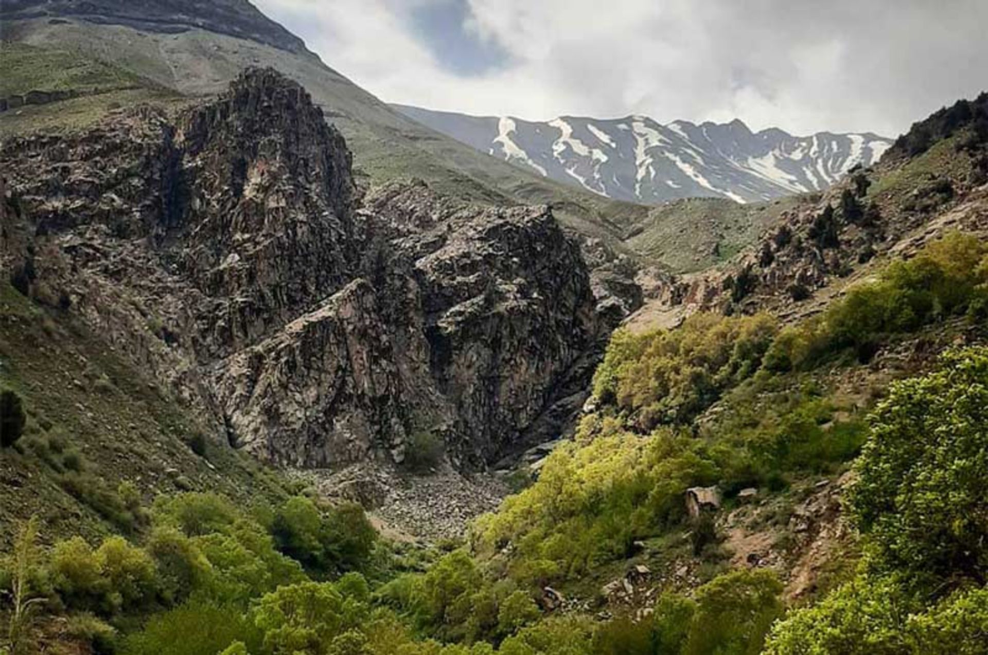 طبیعت سرسبز و کوهستانی اطراف روستای ایگل، وب‌سایت lifedeco، عکاس نامشخص