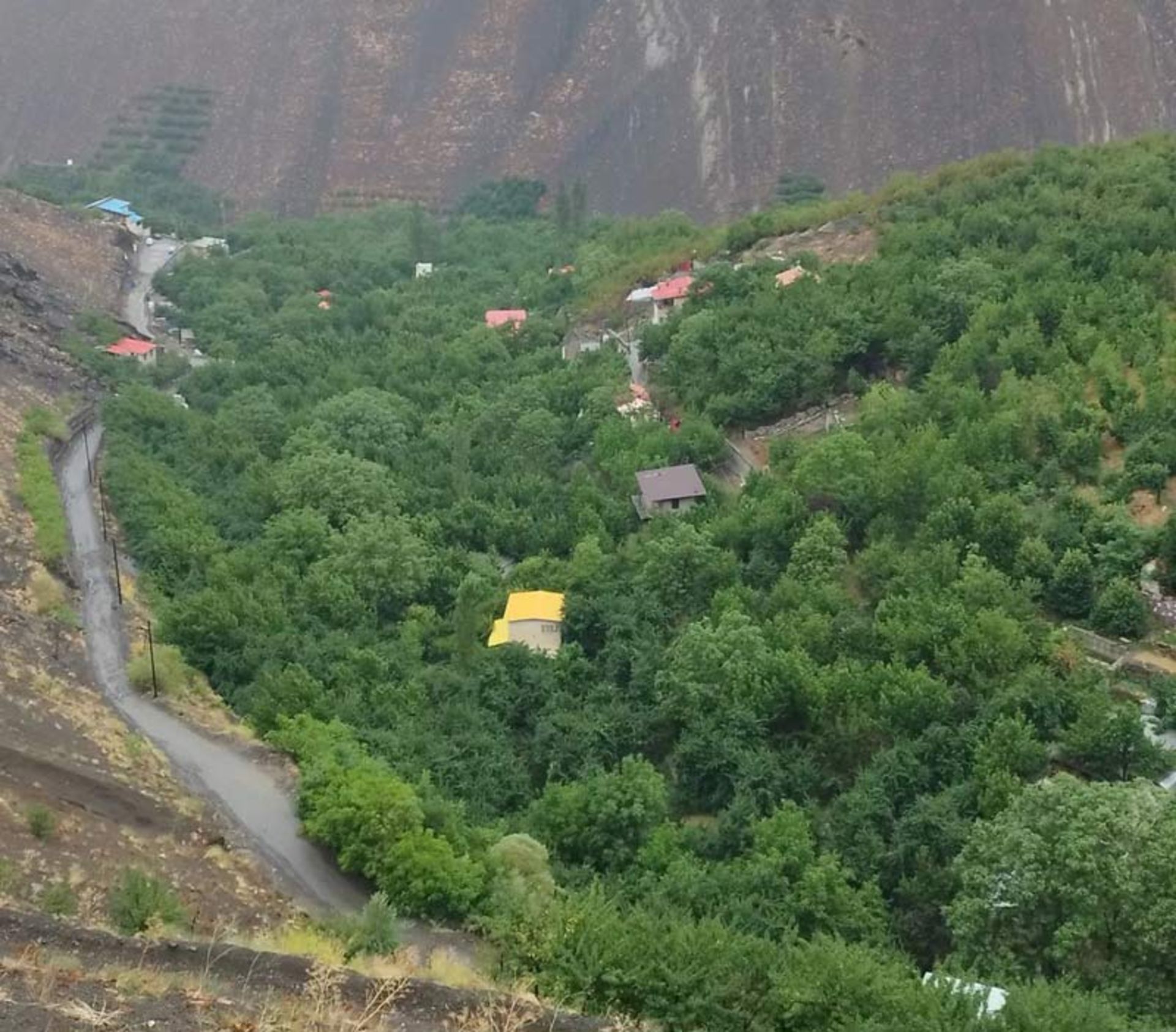 روستای سرسبز تالون در میان کوهستان، صفحه اینستاگرام talun_tehran_iran@، عکاس نامشخص