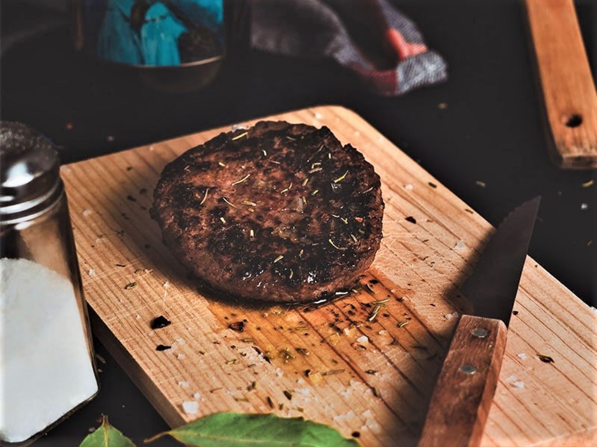همبرگر روی تخته چوبی