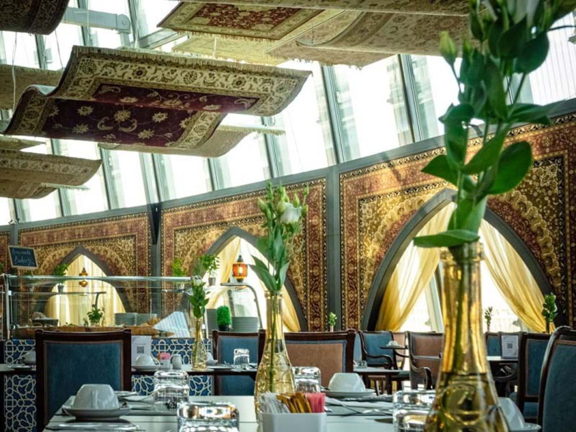 رستوران فرش پرنده در هتل برج اسپایر قطر؛ منبع عکس: thetorchdoha.com.qa؛ عکاس: نامشخص