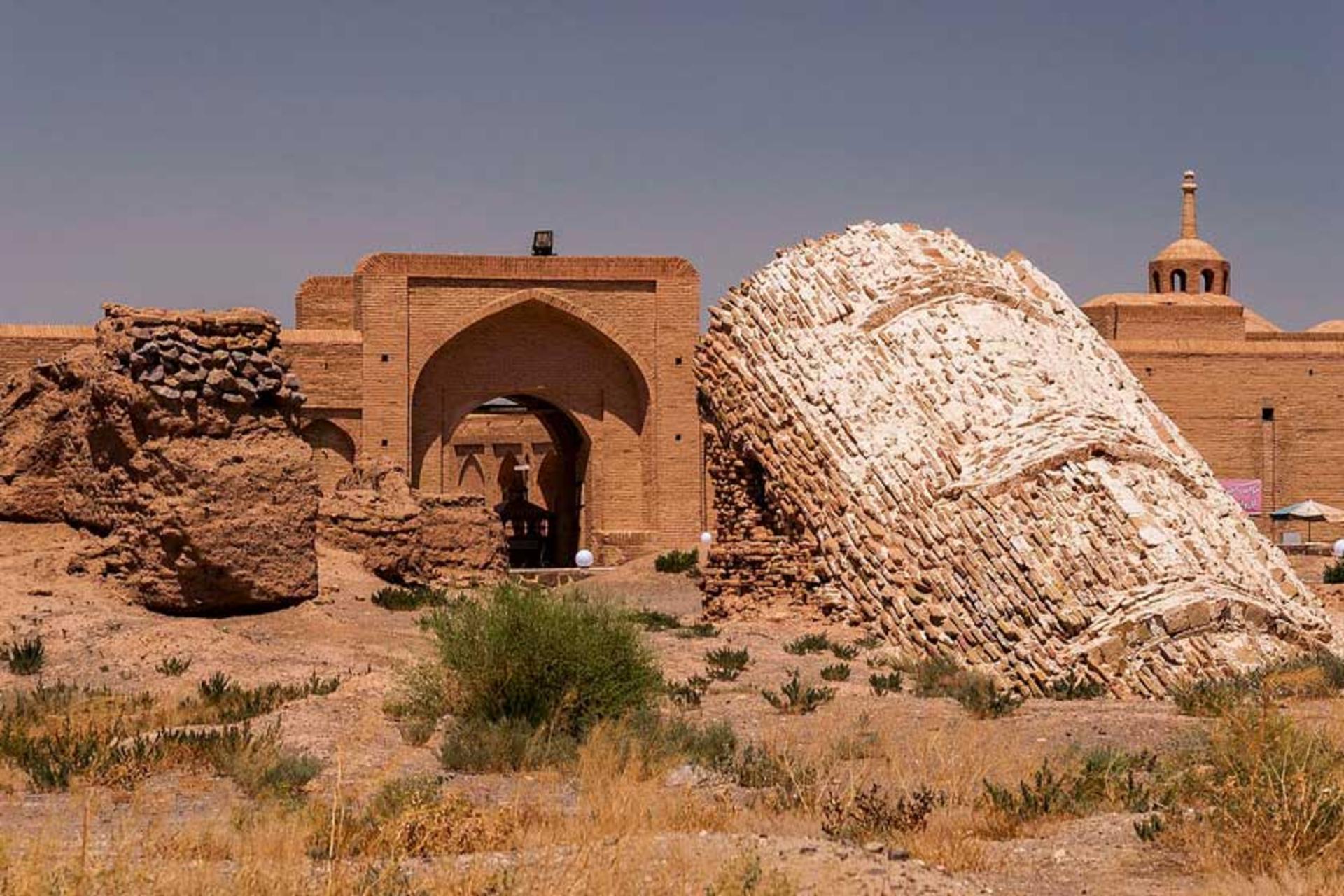 نمای بیرونی کاروانسرای میاندشت و سقف یک آب‌انبار؛ منبع عکس: ویکی‌مدیا؛ عکاس: شرمین نصیری