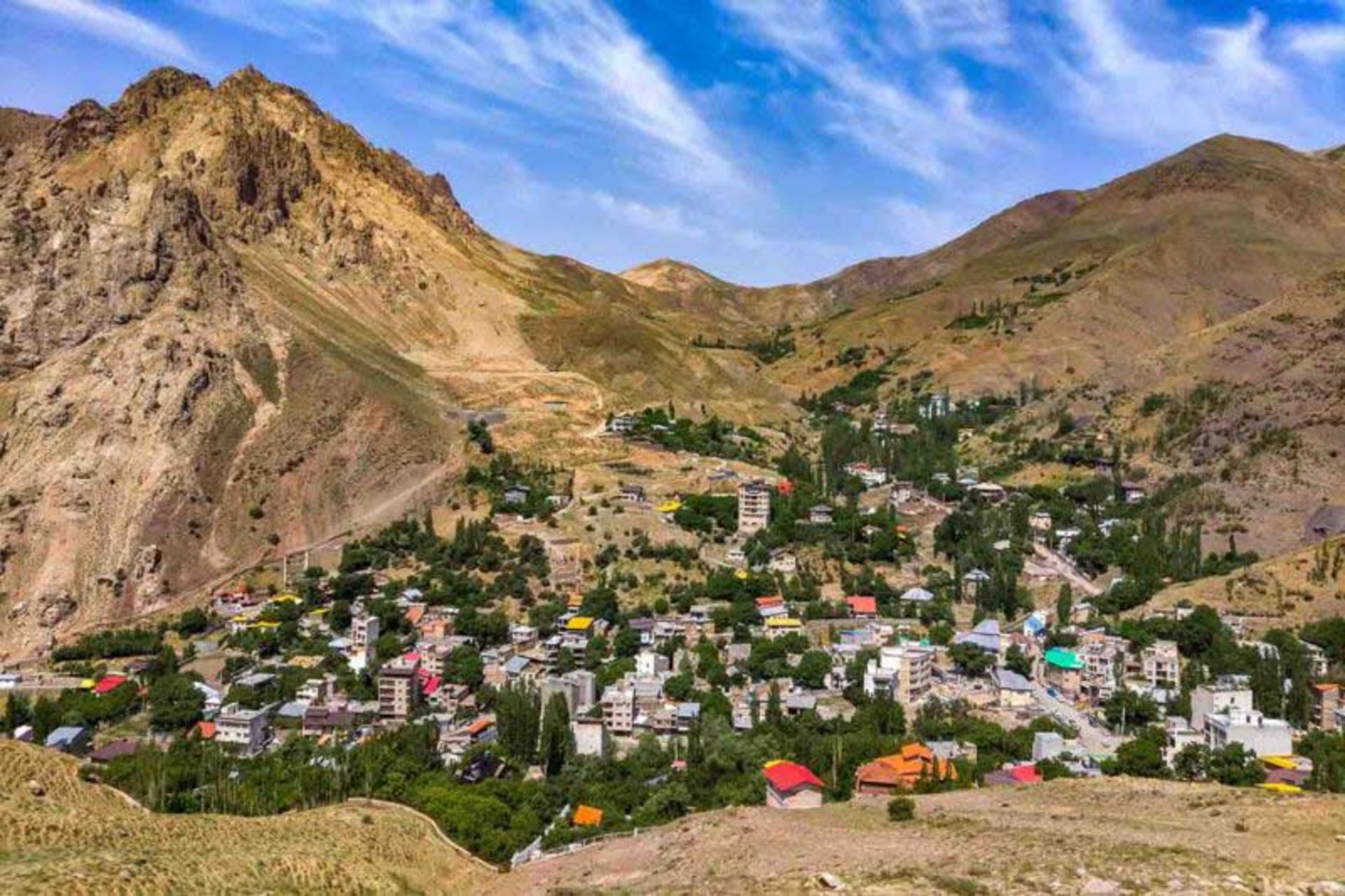 روستای لالان میان کوهستان های بلند زیر آسمان آبی، پینورست، عکاس نامشخص