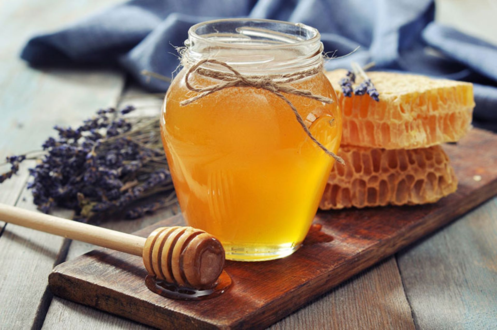 شیشه عسل و قالب موم عسل؛ منبع عکس: healthwire؛ عکاس: نامشخص