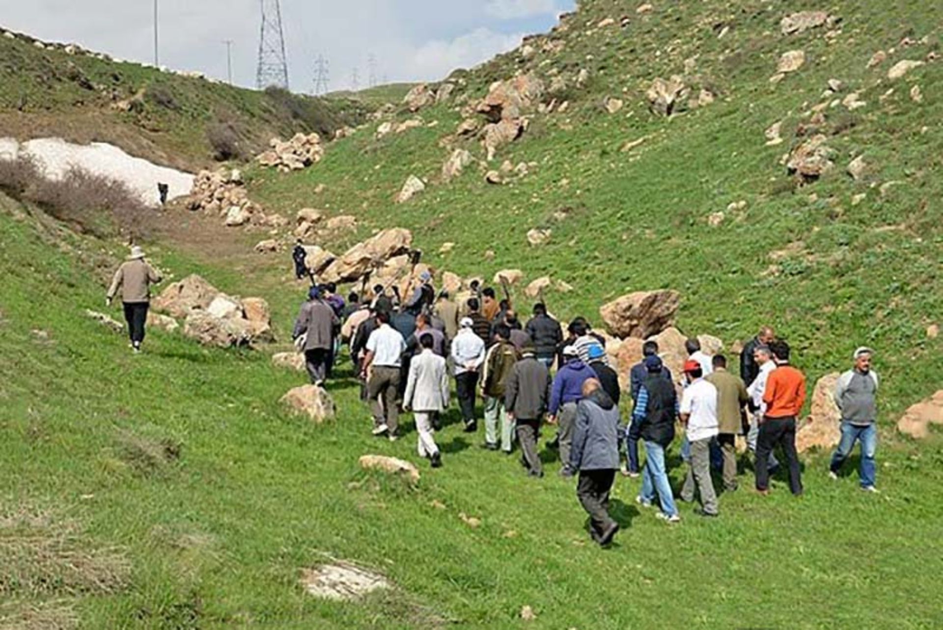 رفتن مردان به کوهستان برای اجرای مراسم برف چال 