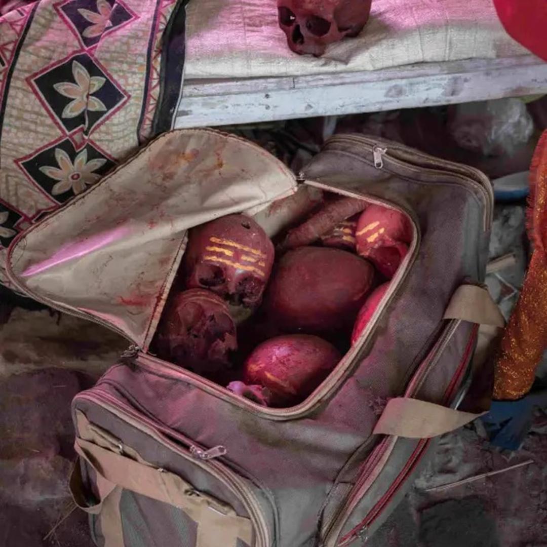 ساک پر از جمجمه