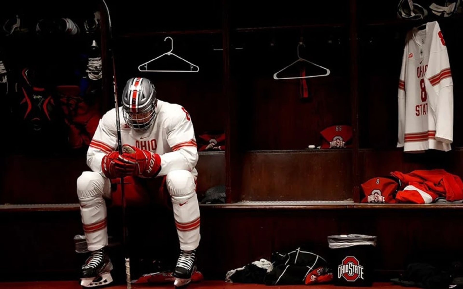 ورزشکار هاکی روی یخ در سالن استراحت