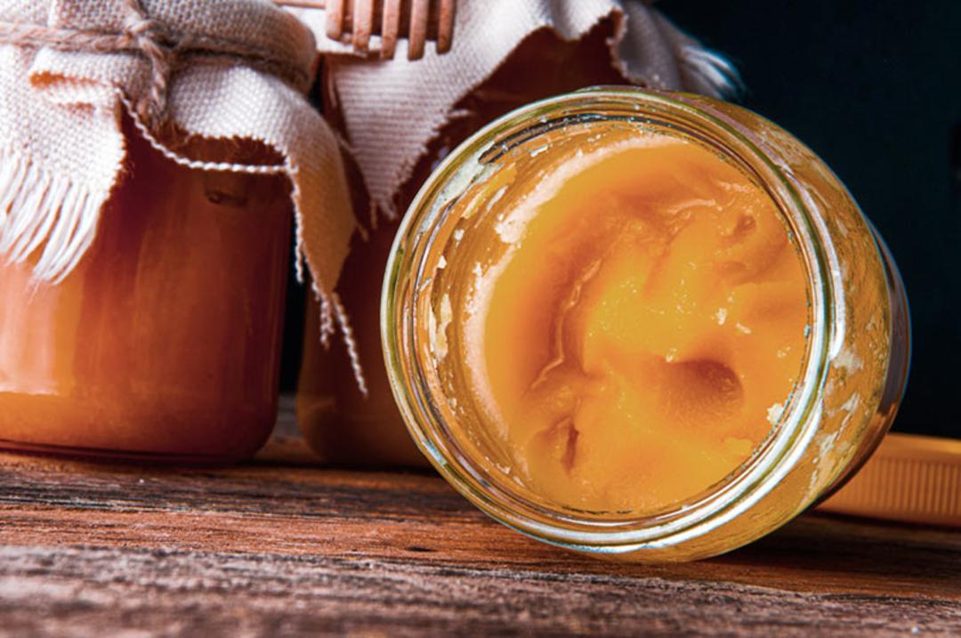 شیشه عسل مانده و رس شده؛ منبع عکس: mountainvalleyhoney؛ عکاس: نامشخص