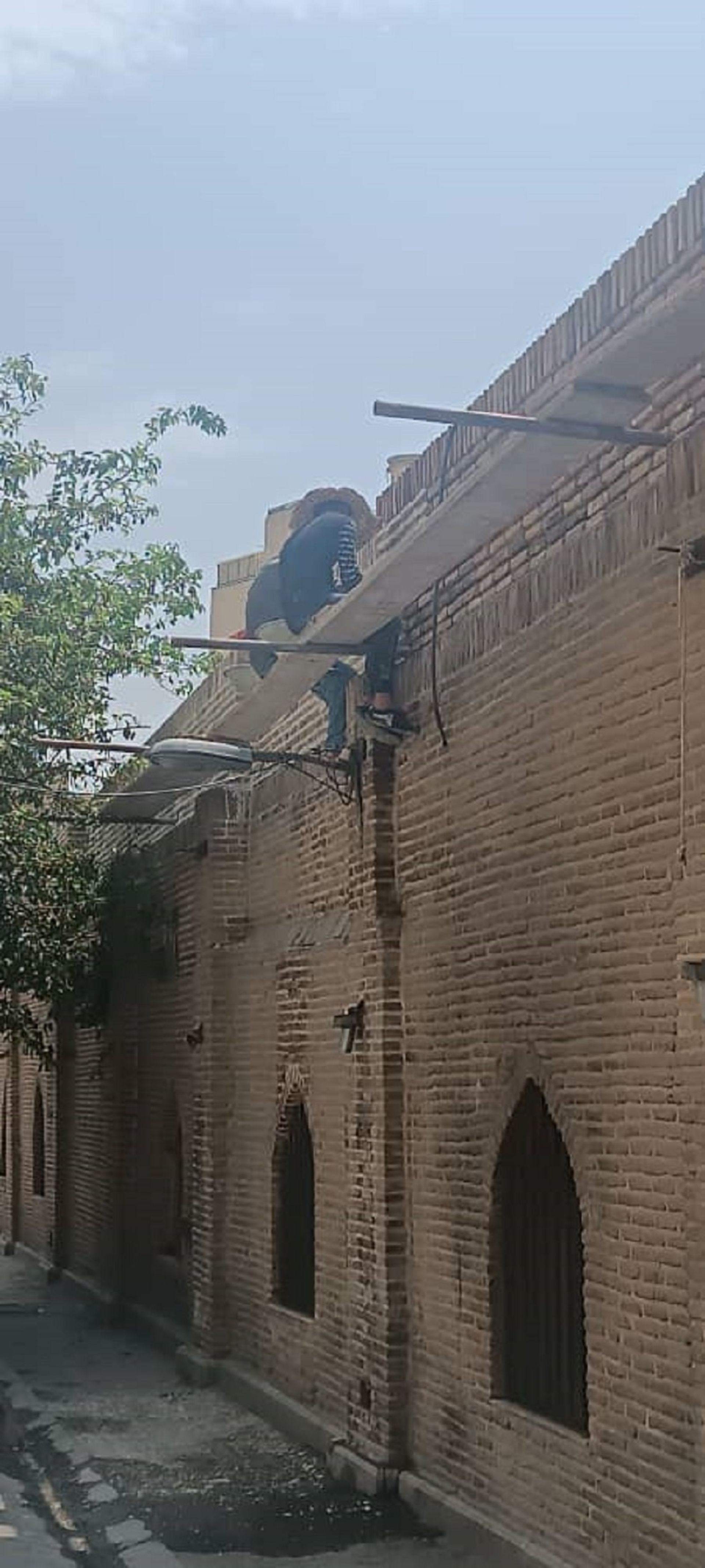 کارگران در حال فعالیت در مسجد معیرالممالک