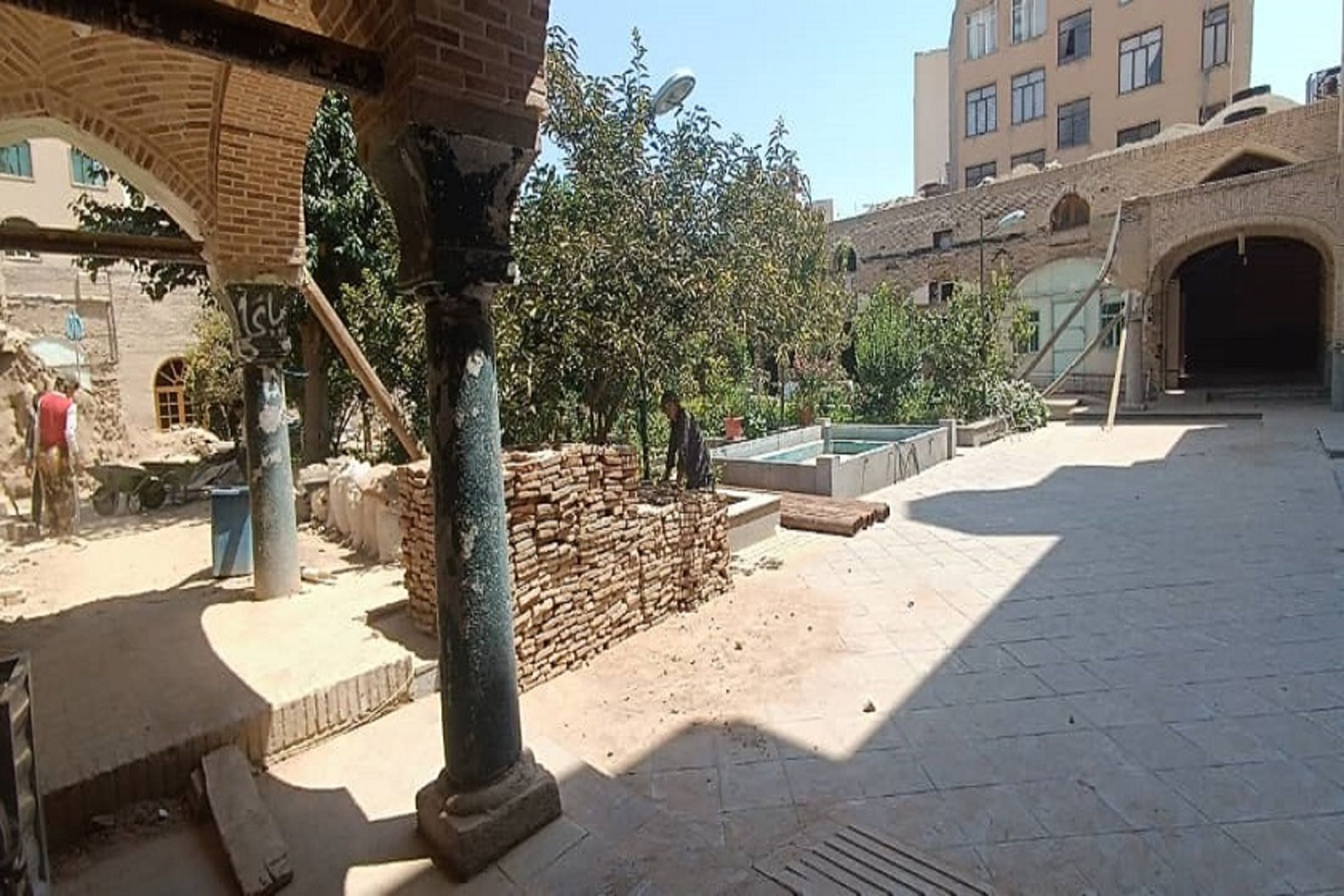 کارگران مشغول کار در مسجد معیرالممالک