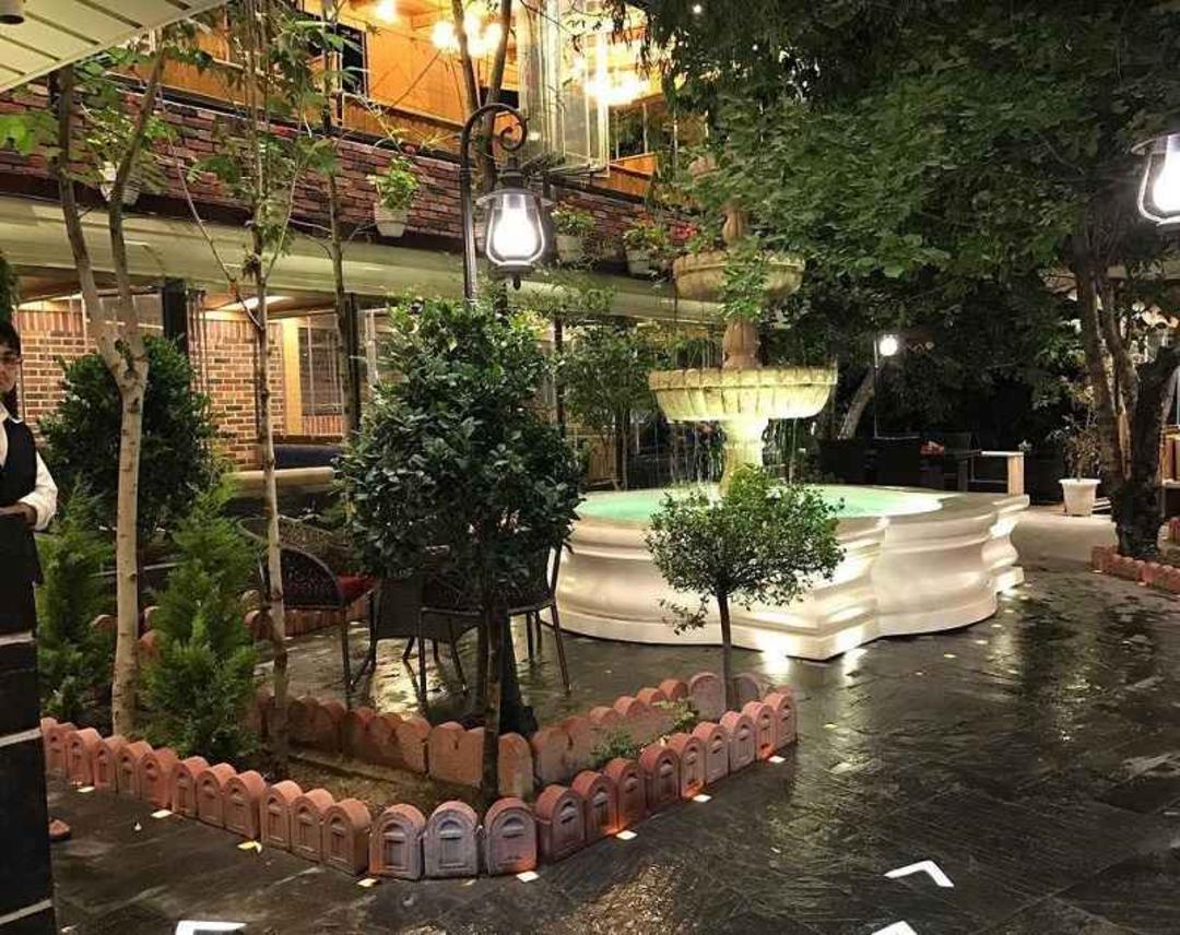 رستوران سایه فشم در شب