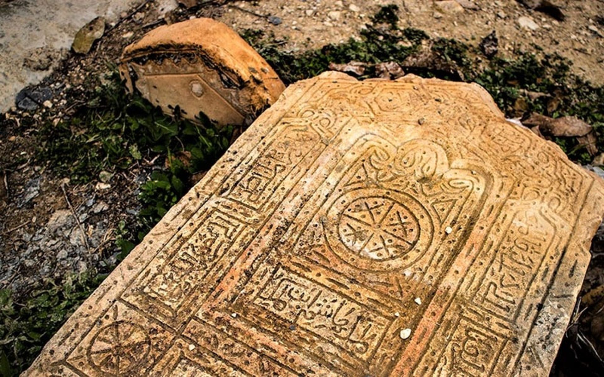 نقوش تزیینی روی سنگ قبری در قبرستان سفید چاه، منبع عکس: گوگل مپ، عکاس: مرتضی برجسته