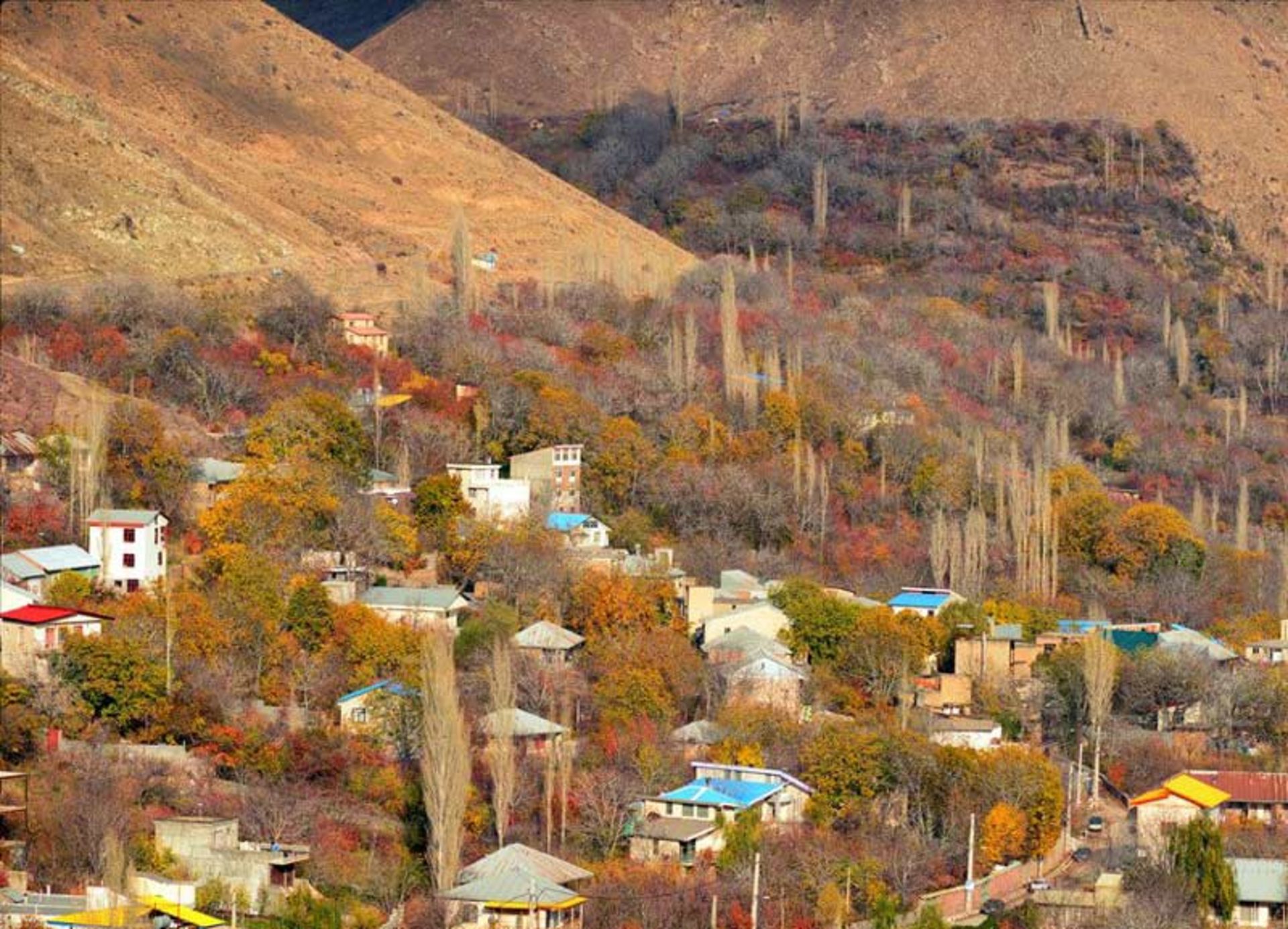 طبیعت پاییزی روستای افجه در دامنه کوهستان، ایران توریسم، عکاس نامشخص