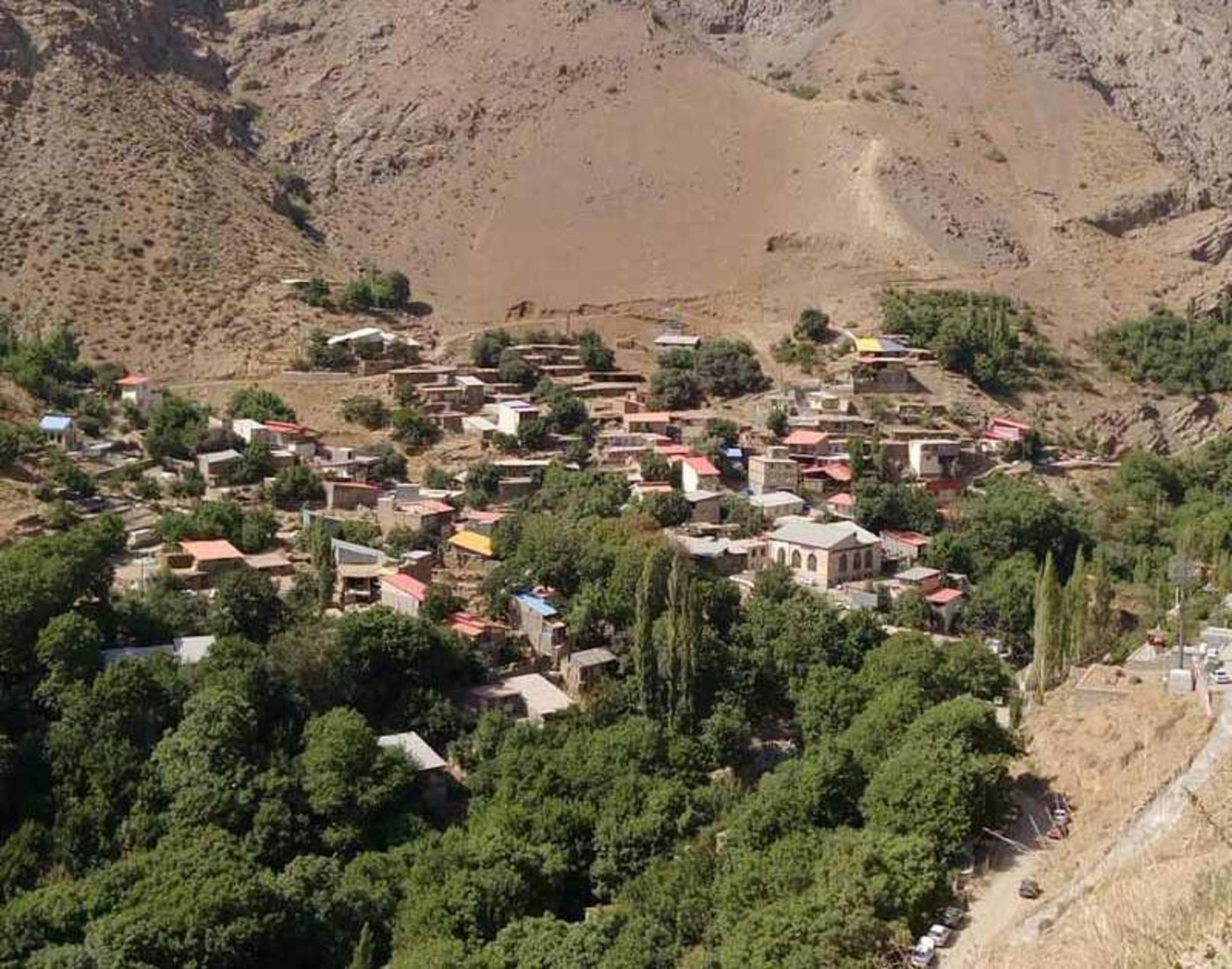 خانه های روستای آتشگاه کرج در دامنه کوهستان، نشاط  آوران، عکاس نامشخص