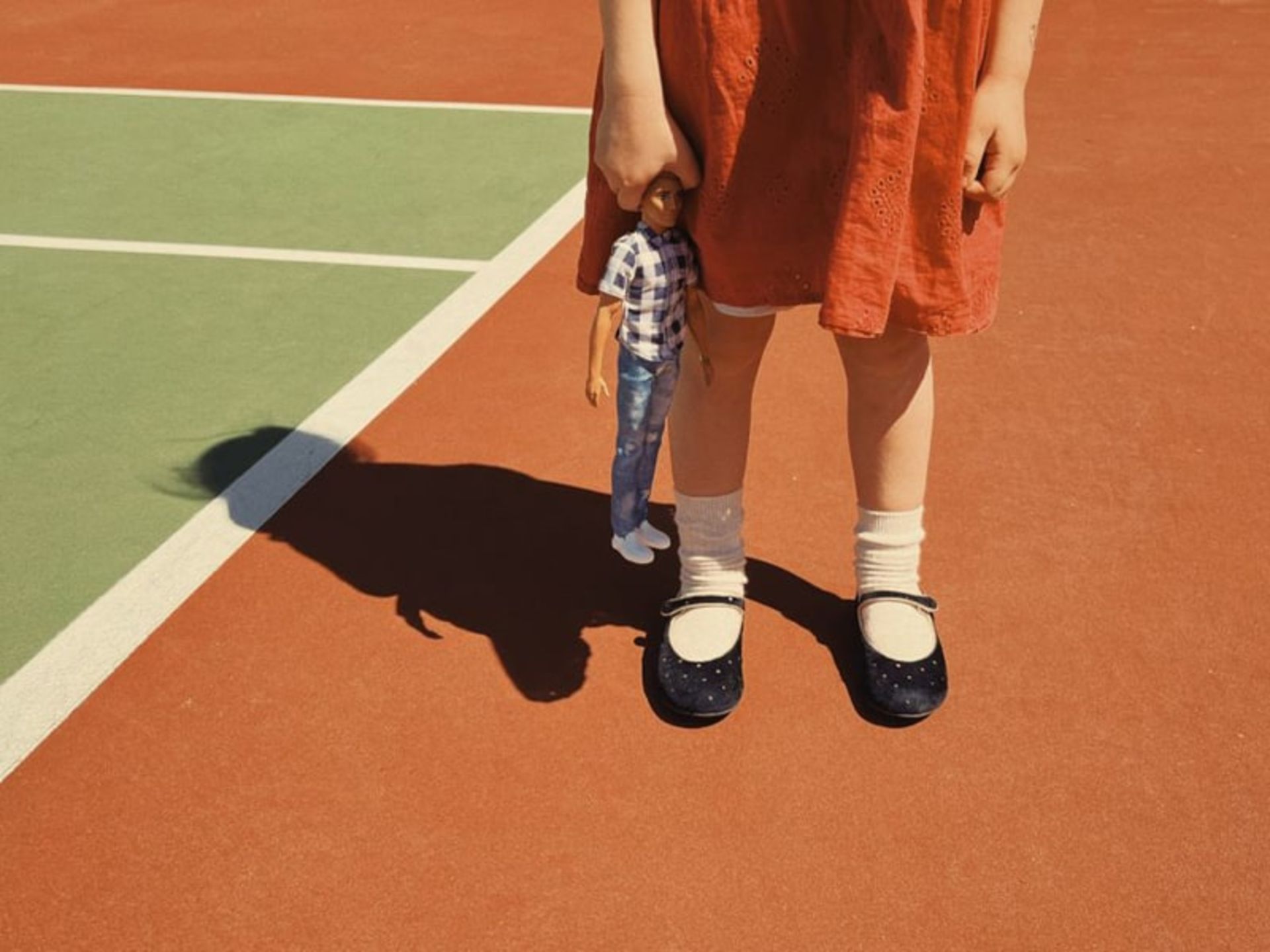 دختربچه ای با عروسکی در دست