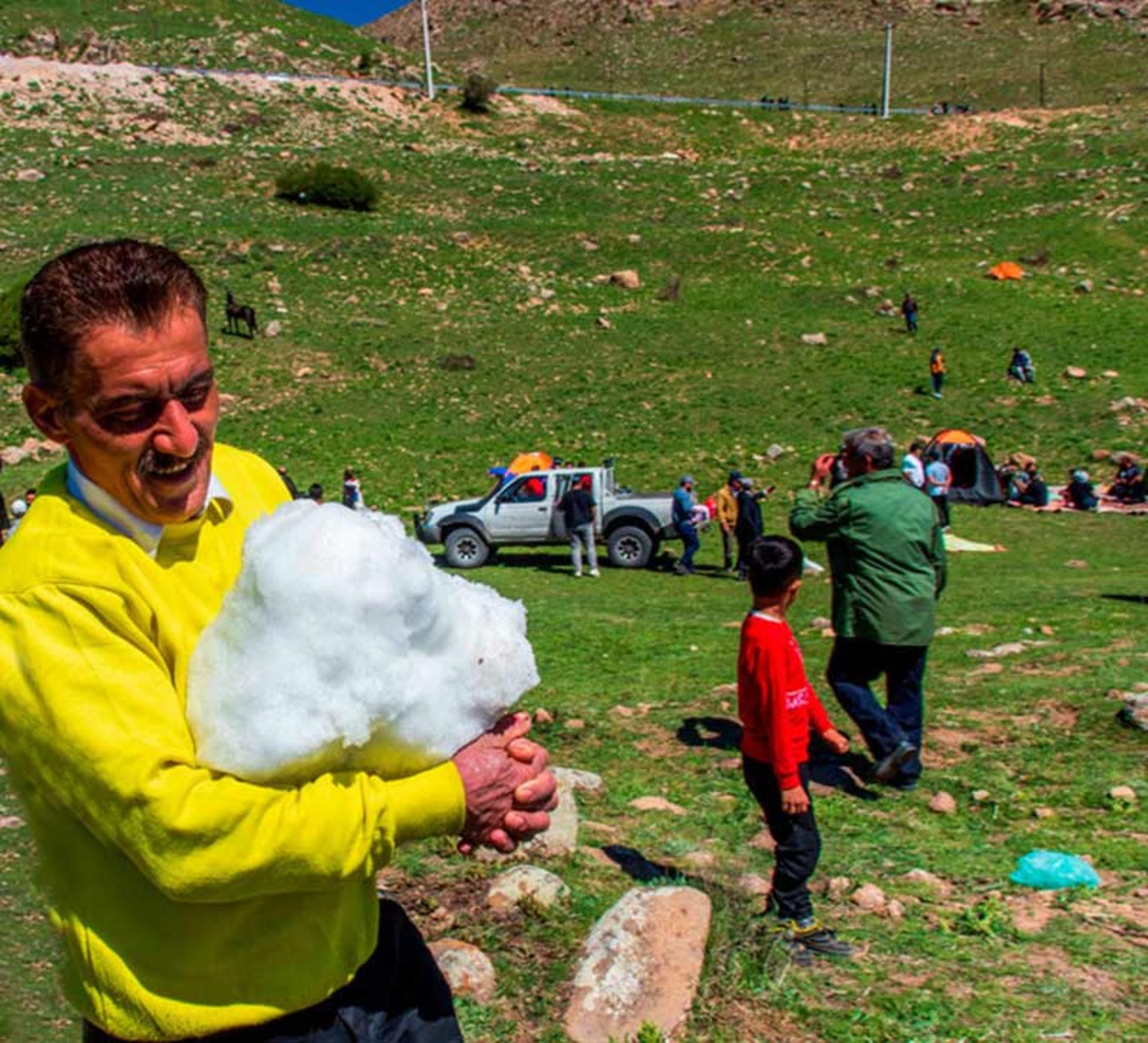حمل برف در کوهستان 