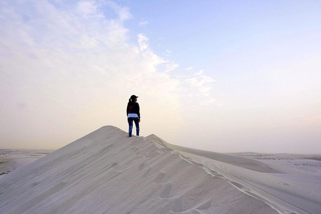عکس روی تپه های شنی خورالعدید-منبع عکس pointandshootwanderlust.com- عکاس نامشخص.jpg