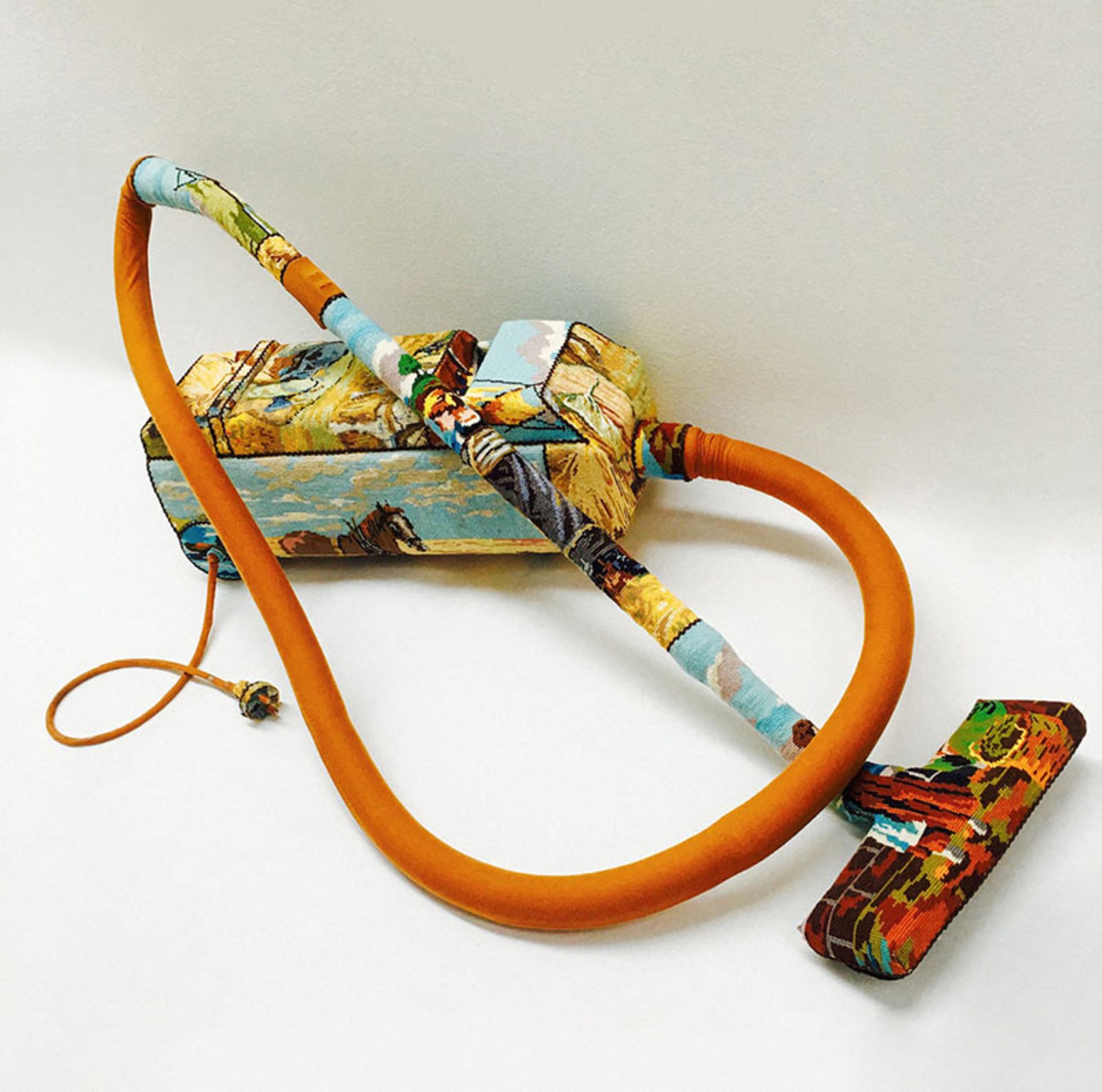 جاروبرقی گلدوزی شده 