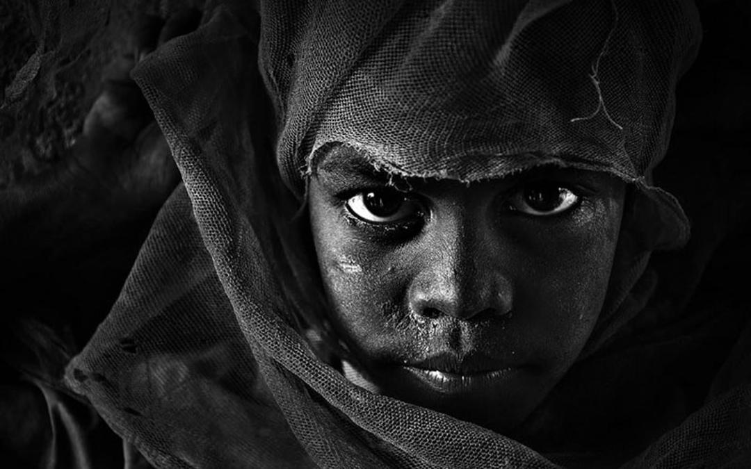 عکس سیاه و سفید یک پسربچه
