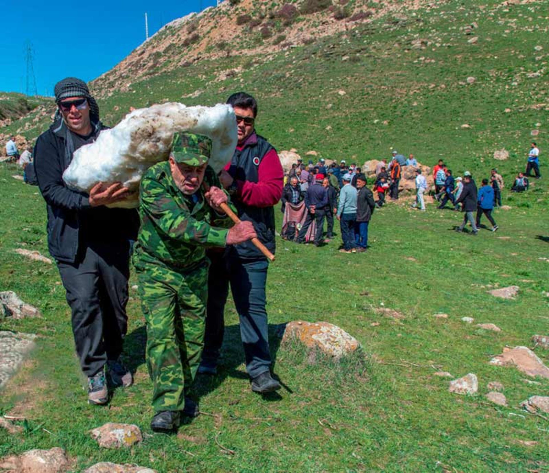 حمل برف در کوهستان توسط مردان 