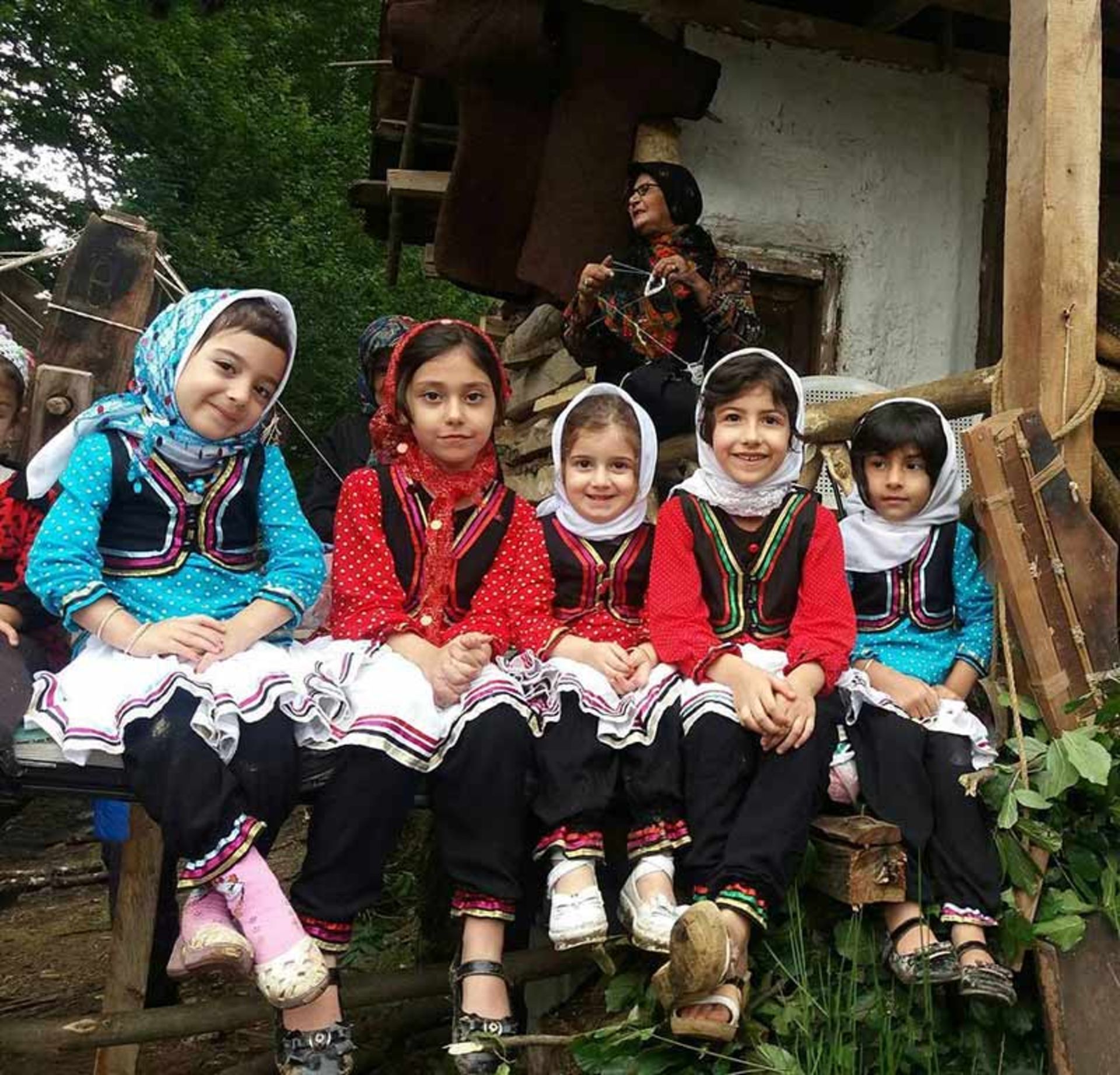 دختران روستا با لباس محلی 