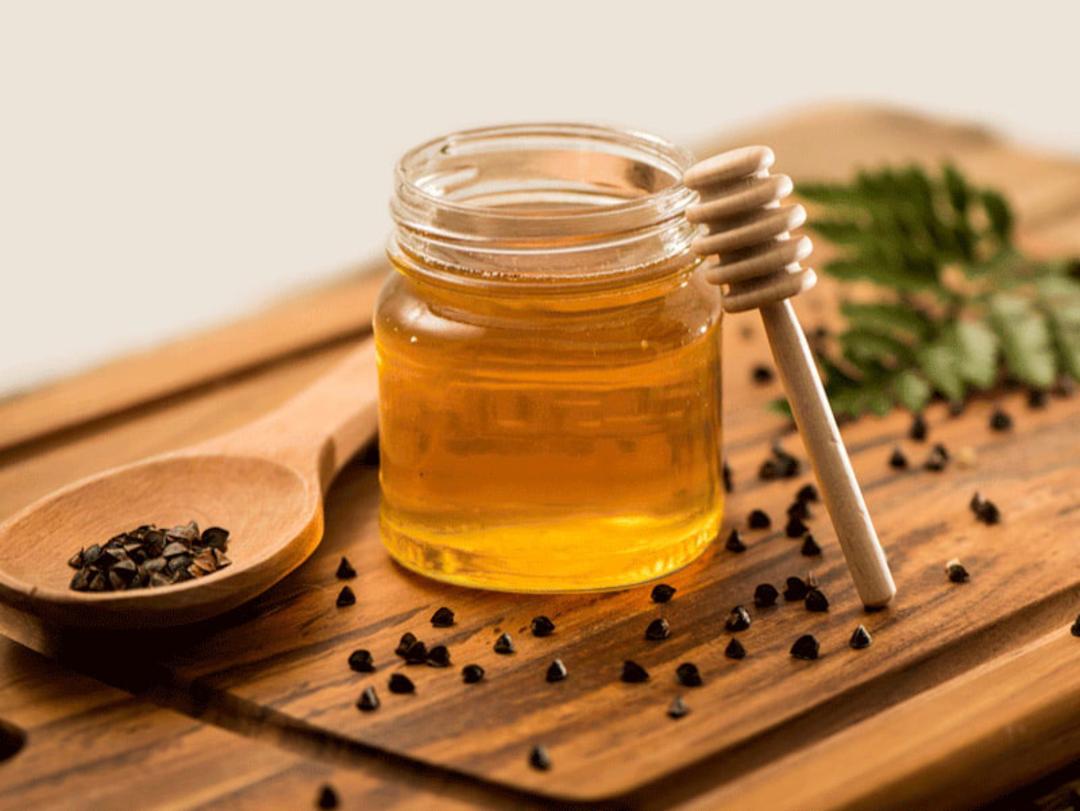عسل طبیعی روشن در شیشه؛ منبع عکس: Times Food؛ عکاس: نامشخص 