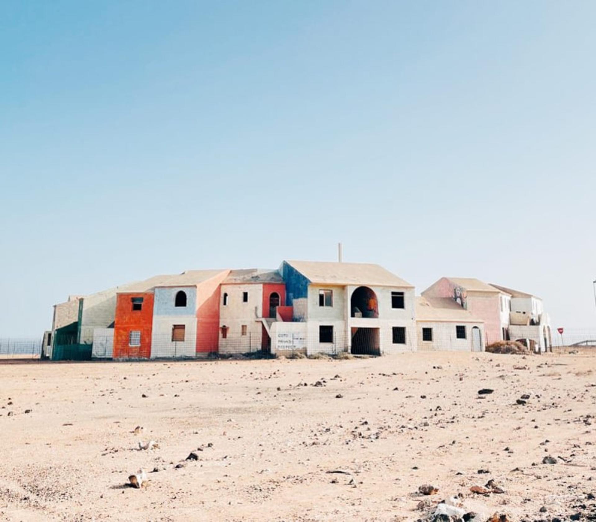 چندین خانه در دشت برهوت