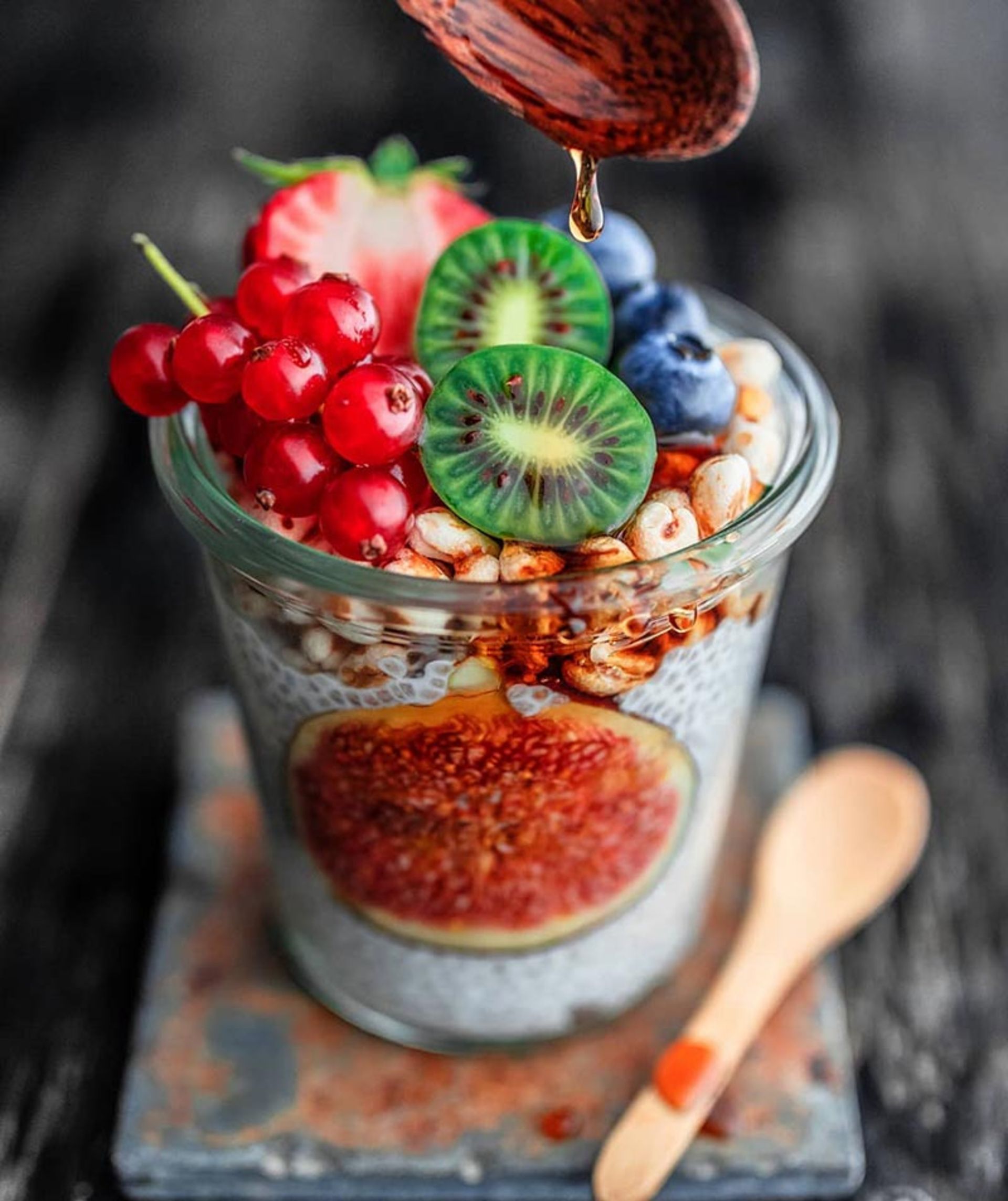 دسر وگان به همراه میوه؛ منبع عکس: instagram.com/vegan.dy؛ نام عکاس: Andy