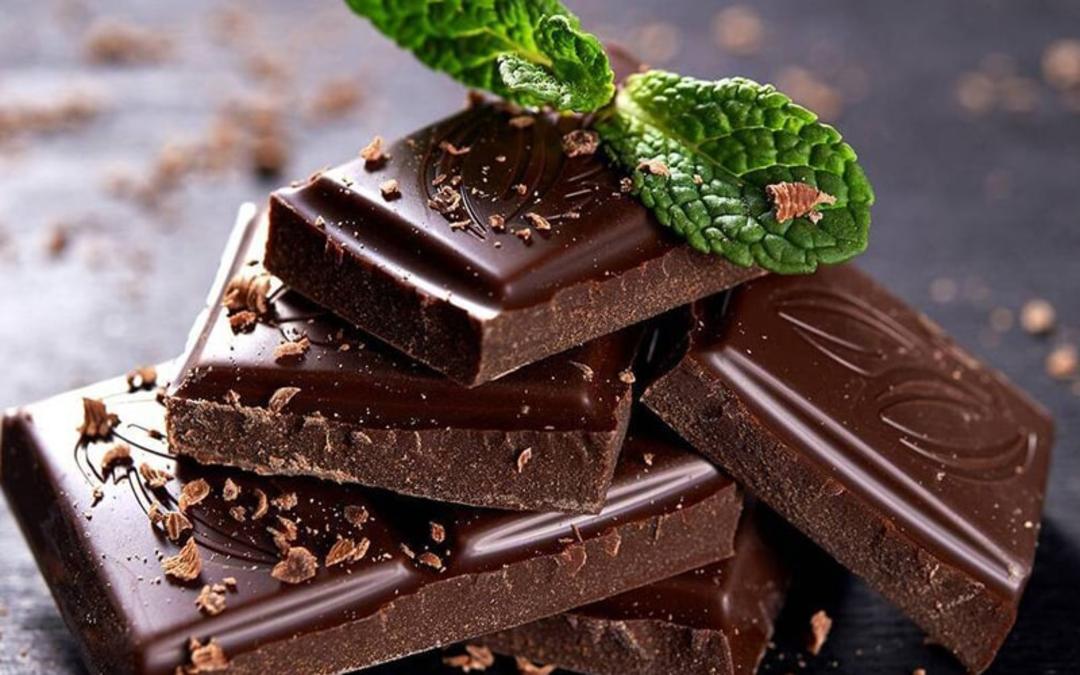 تکه‌های شکلات روی هم