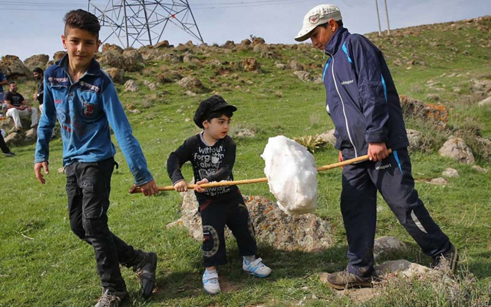 کودکان در آیین برف چال