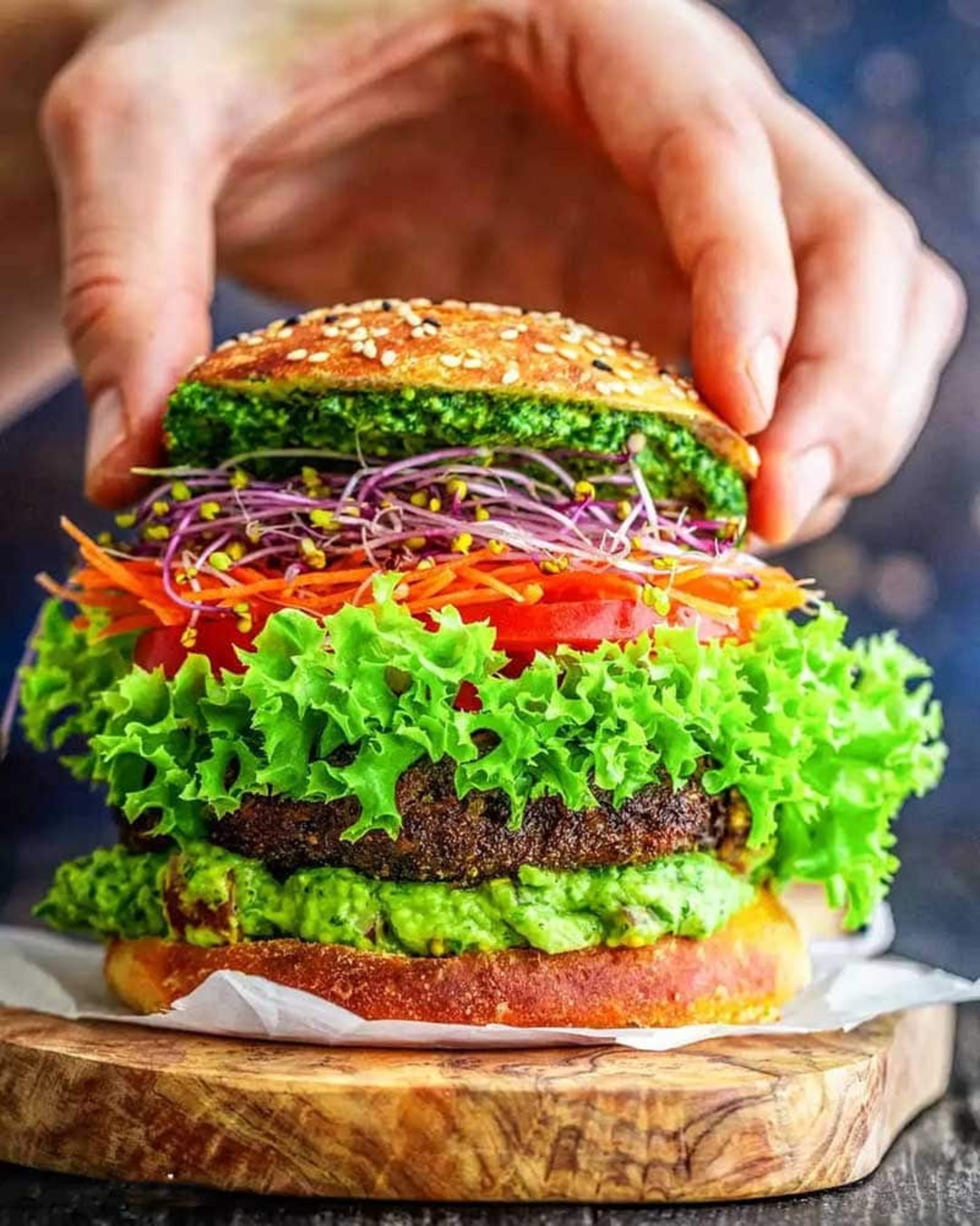 برگر وگان با کاهو و گوجه؛ منبع عکس: instagram.com/vegan.dy؛ نام عکاس: Andy