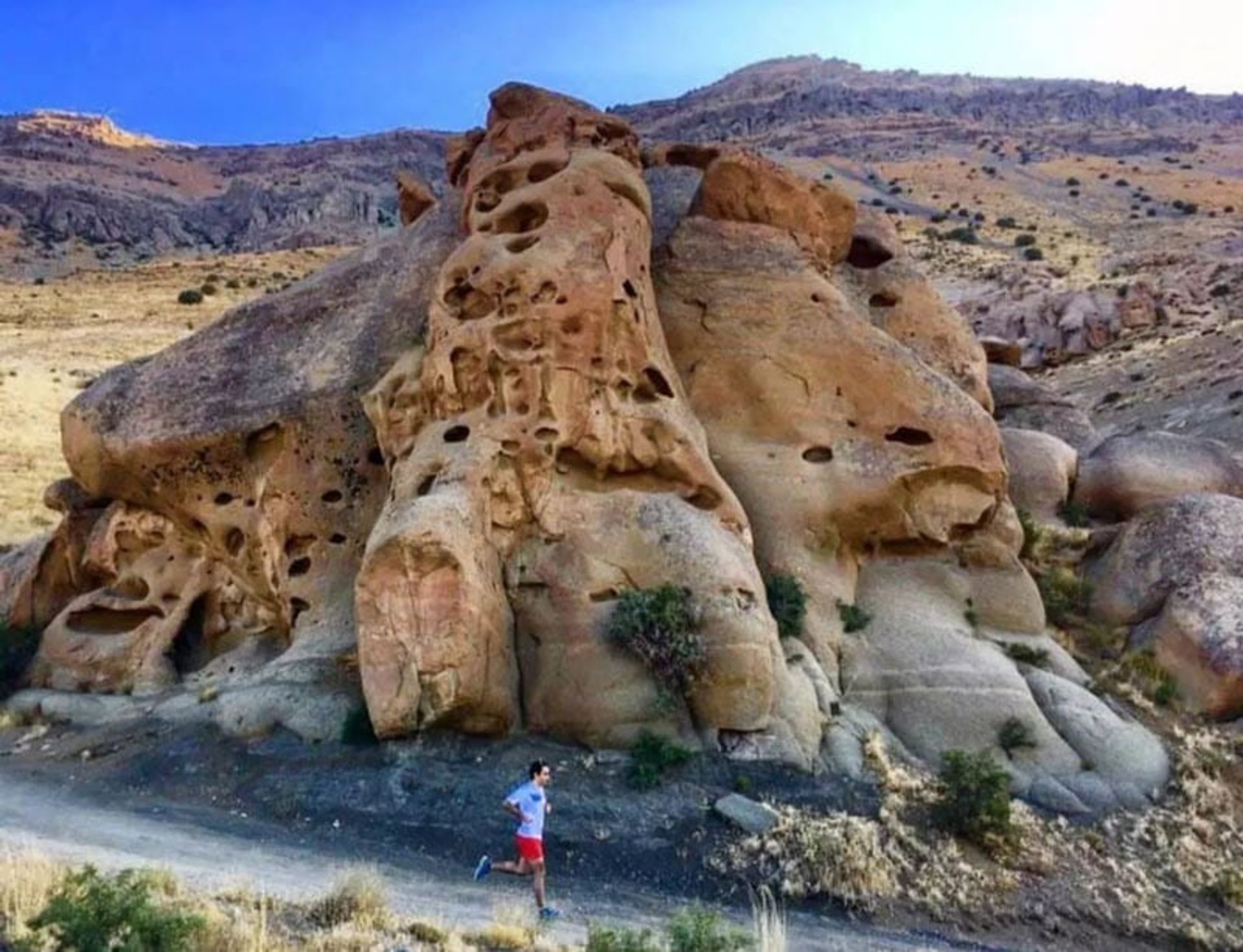 صخره های ارواح سنگی در مسیر دسترسی به روستای وردیج، صفحه اینستاگرام روستای وردیج (vardij_village@)، عکاس نامشخص