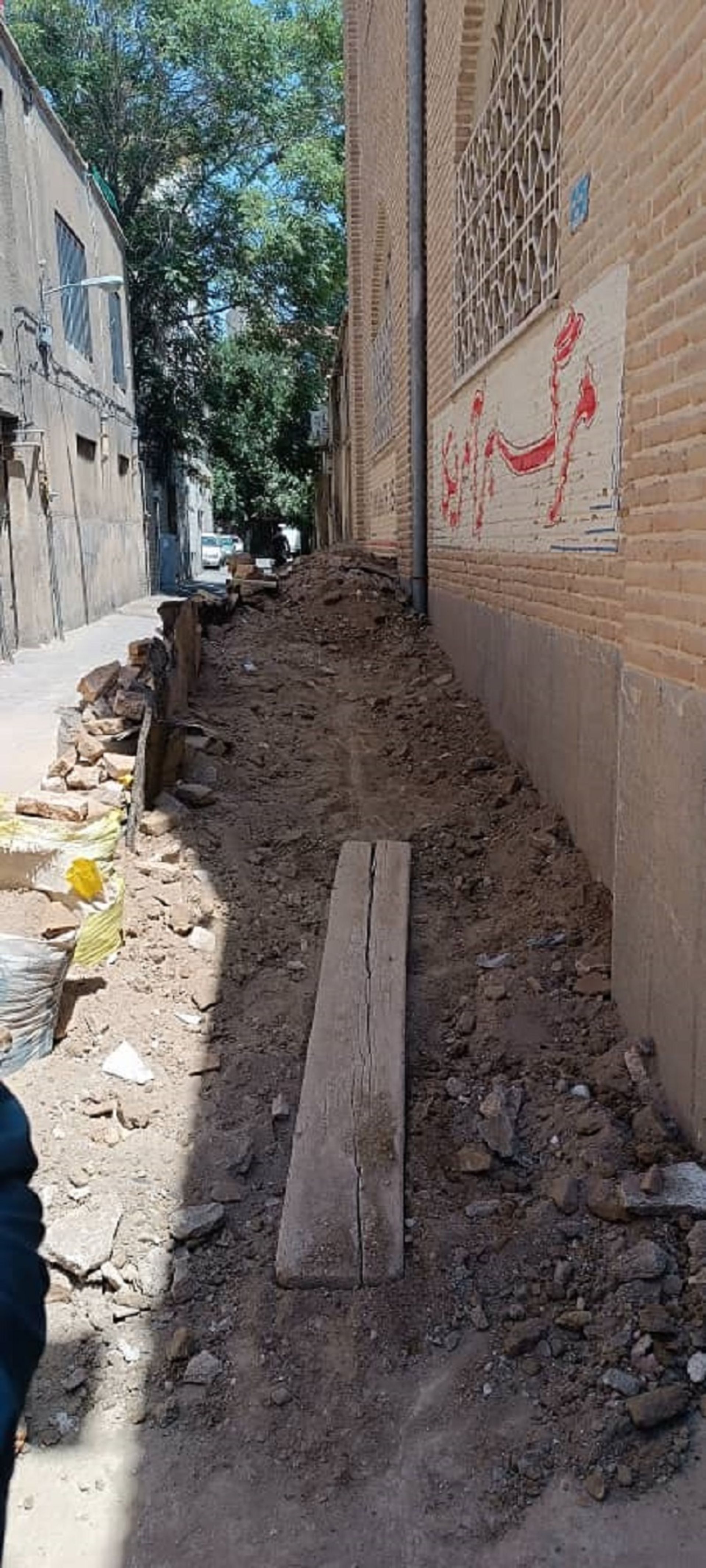 نخاله‌های کنار مسجد معیرالممالک
