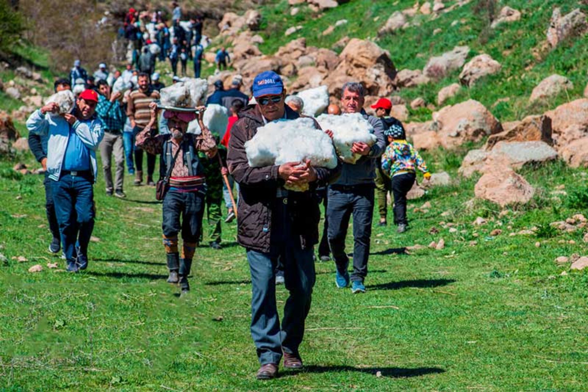 حمل قطعات کوچک و بزرگ برف توسط مردان 