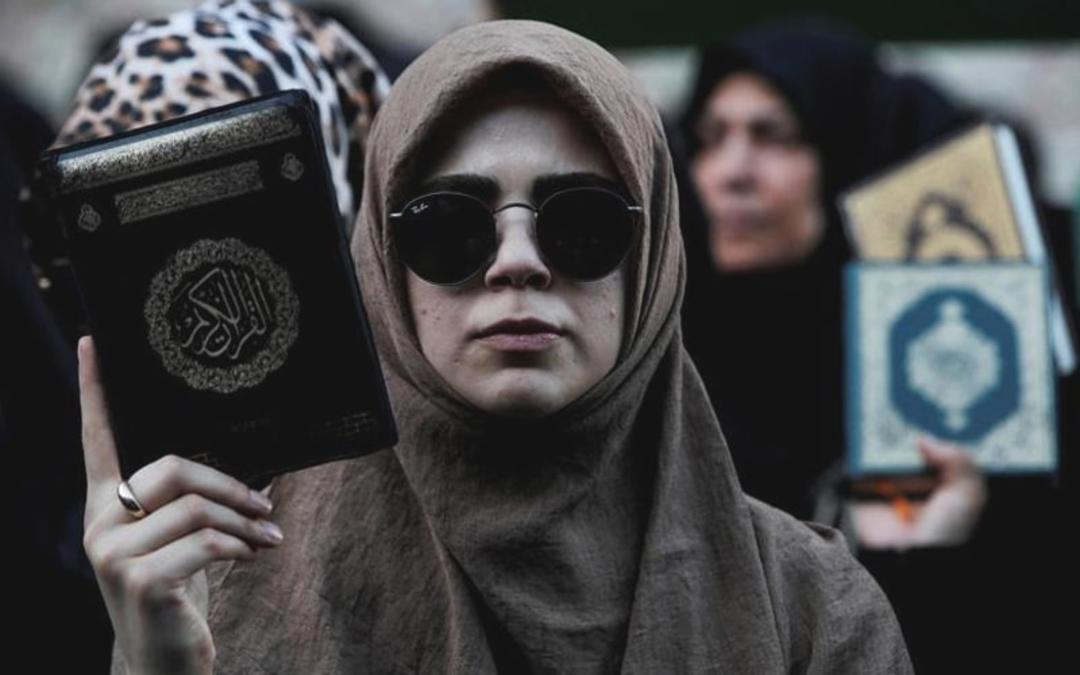 زنان ترکی با قرآن در دست