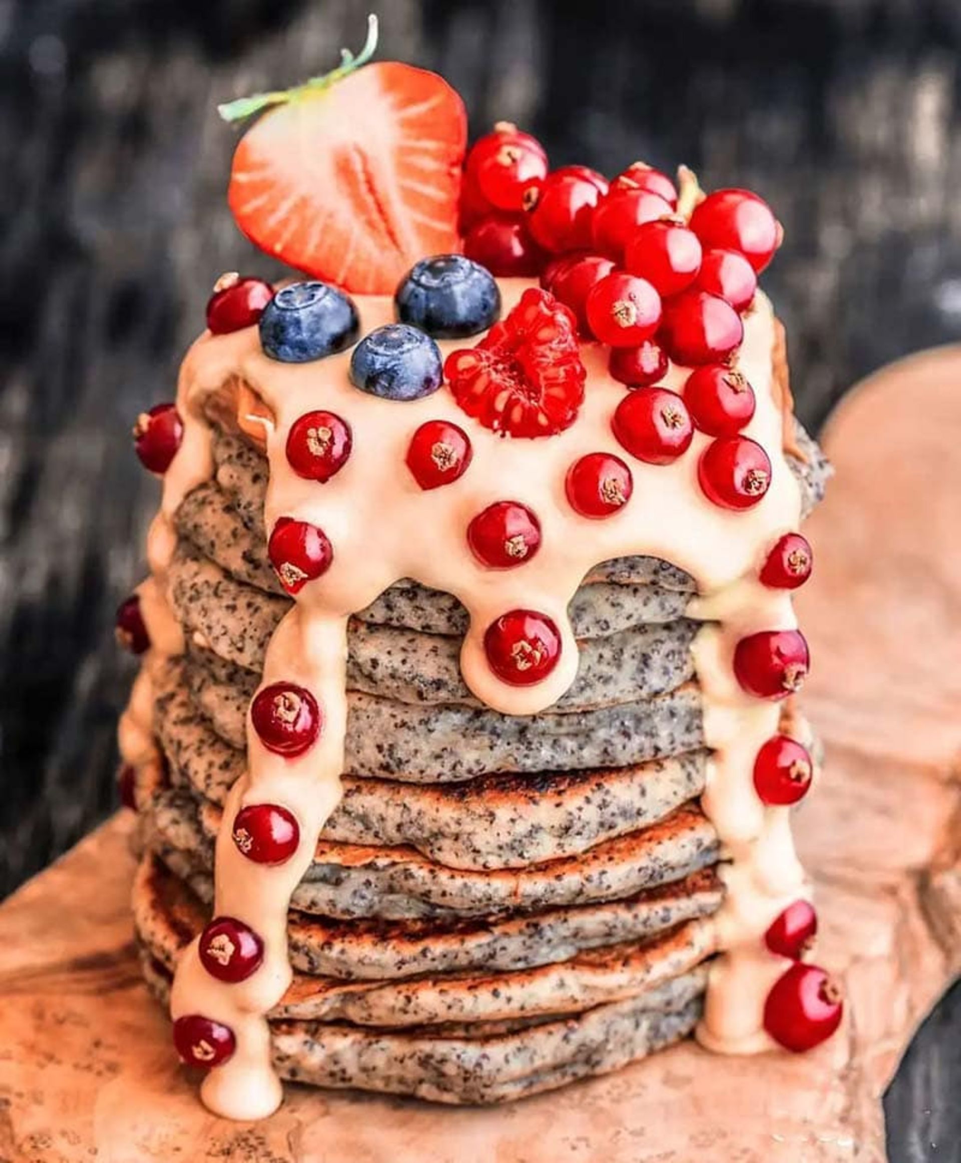 برج پنکیک وگان با سس و میوه؛ منبع عکس: instagram.com/vegan.dy؛ نام عکاس: Andy