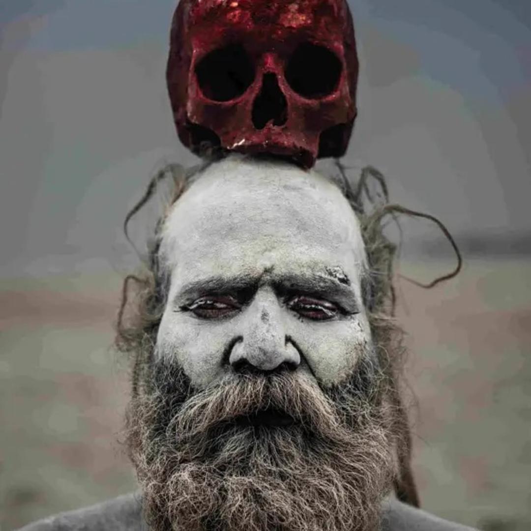جمجمه قرمز روی سر پیرمرد آگوری