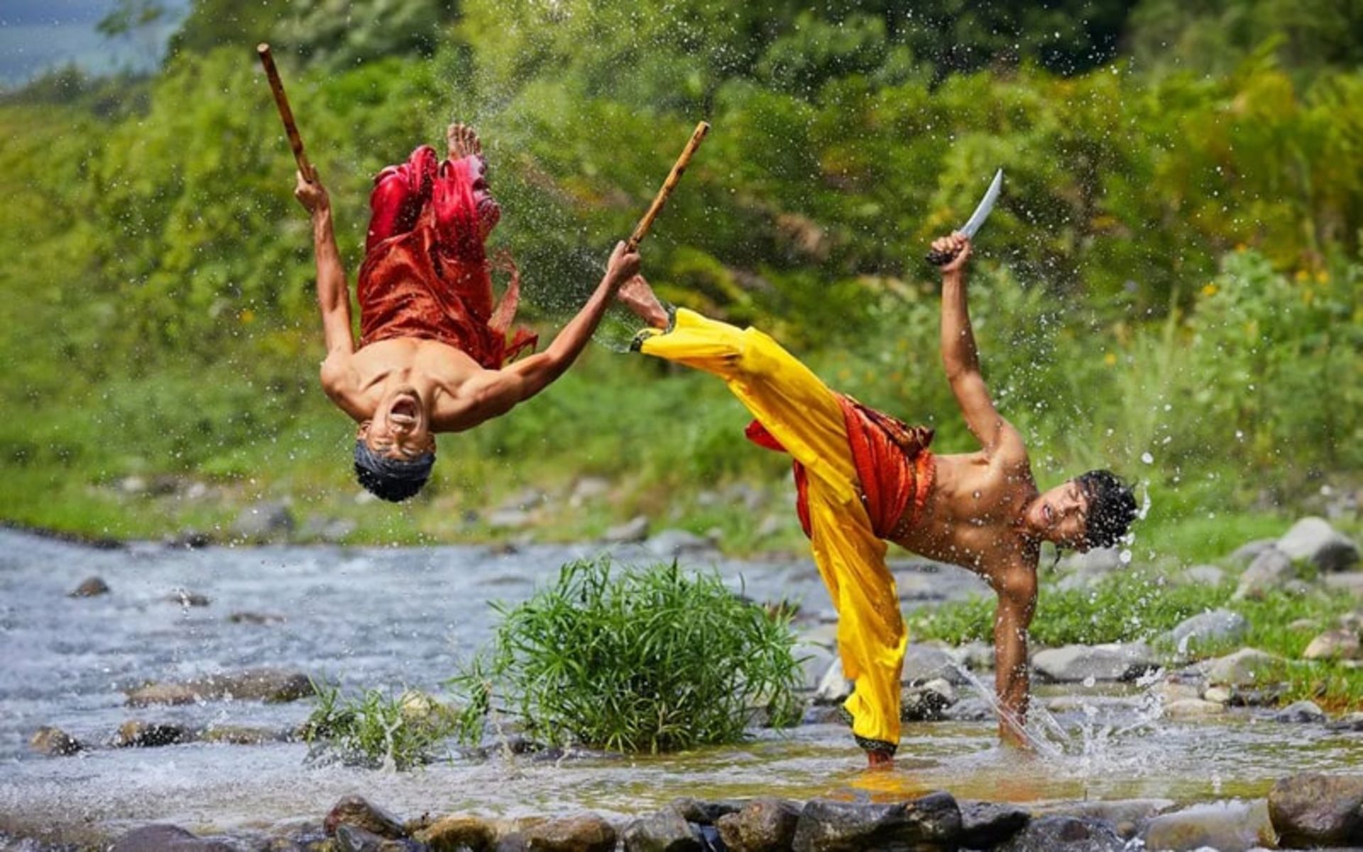 دو نفر در حال انجام ورزش‌های رزمی