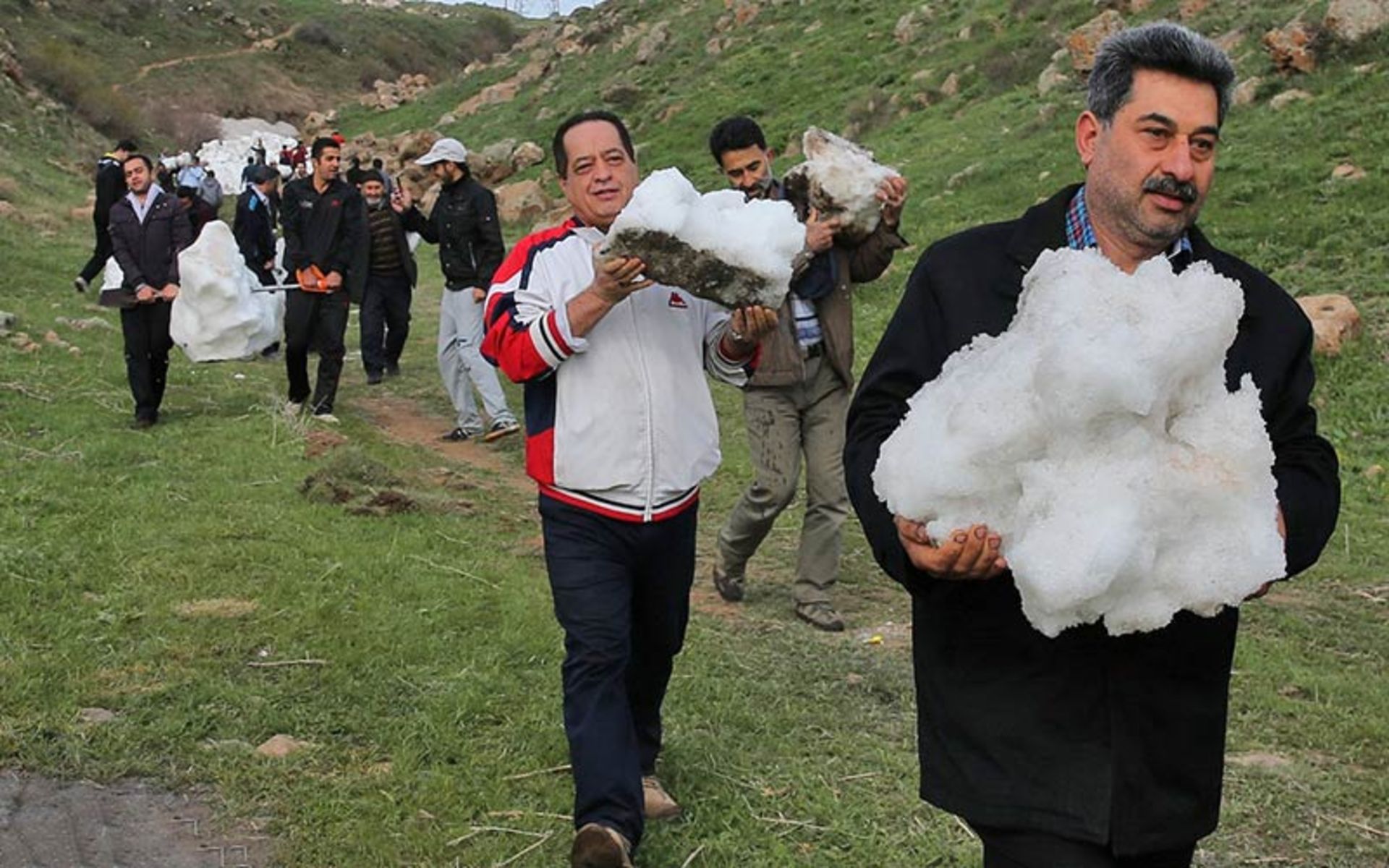 گروه مردان در حال حمل برف 