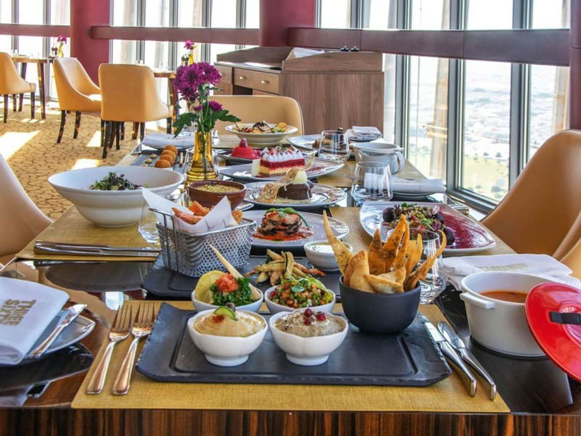 رستوران گردان ۳۶۰ درجه در هتل برج اسپایر قطر؛ منبع عکس: thetorchdoha.com.qa؛ عکاس: نامشخص