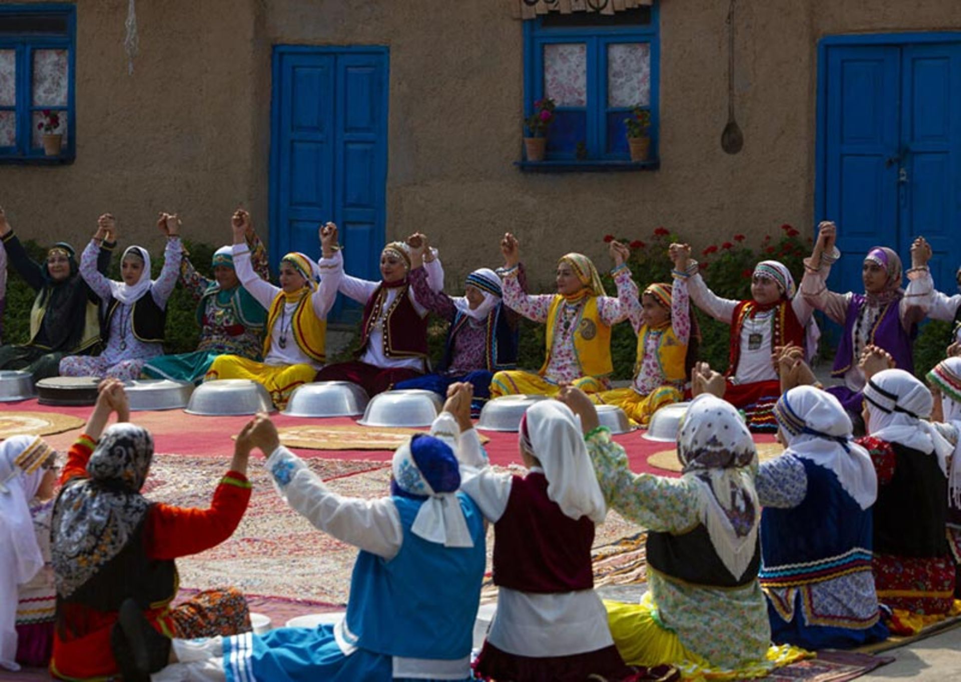 زنان مازنی دست در دست هم 