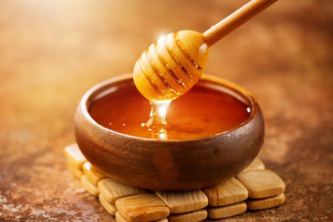 کاسه چوبی حاوی شیره عسل؛ منبع عکس: health shots؛ عکاس: نامشخص 
