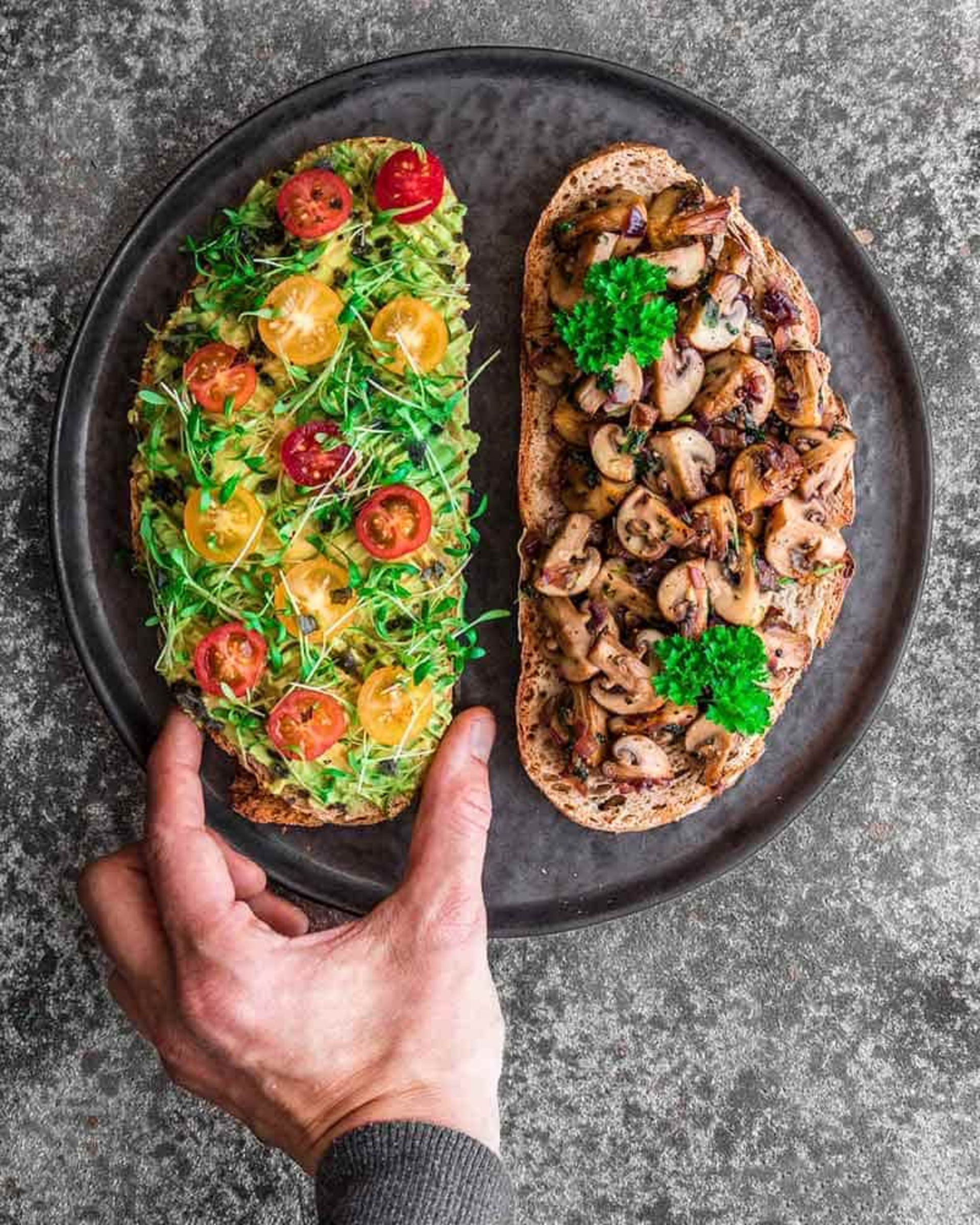 ساندویچ تست آواکادو و قارچ؛ منبع عکس: instagram.com/vegan.dy؛ نام عکاس: Andy