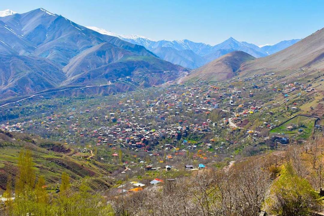 نمایی از خانه های روستای امامه در دامنه کوهستان از دور، ره‌بال آسمان، عکاس نامشخص