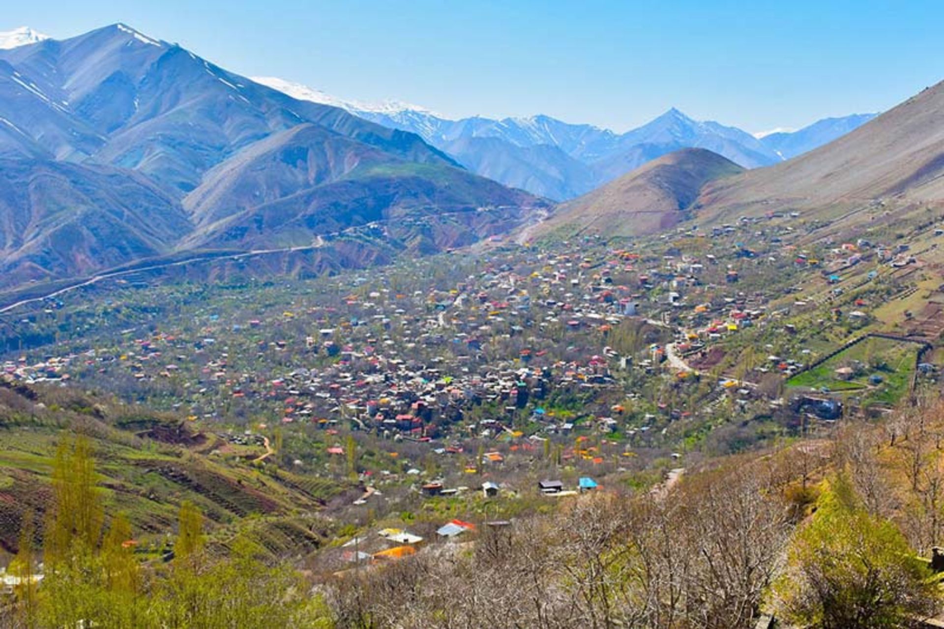 نمایی از خانه های روستای امامه در دامنه کوهستان از دور، ره‌بال آسمان، عکاس نامشخص