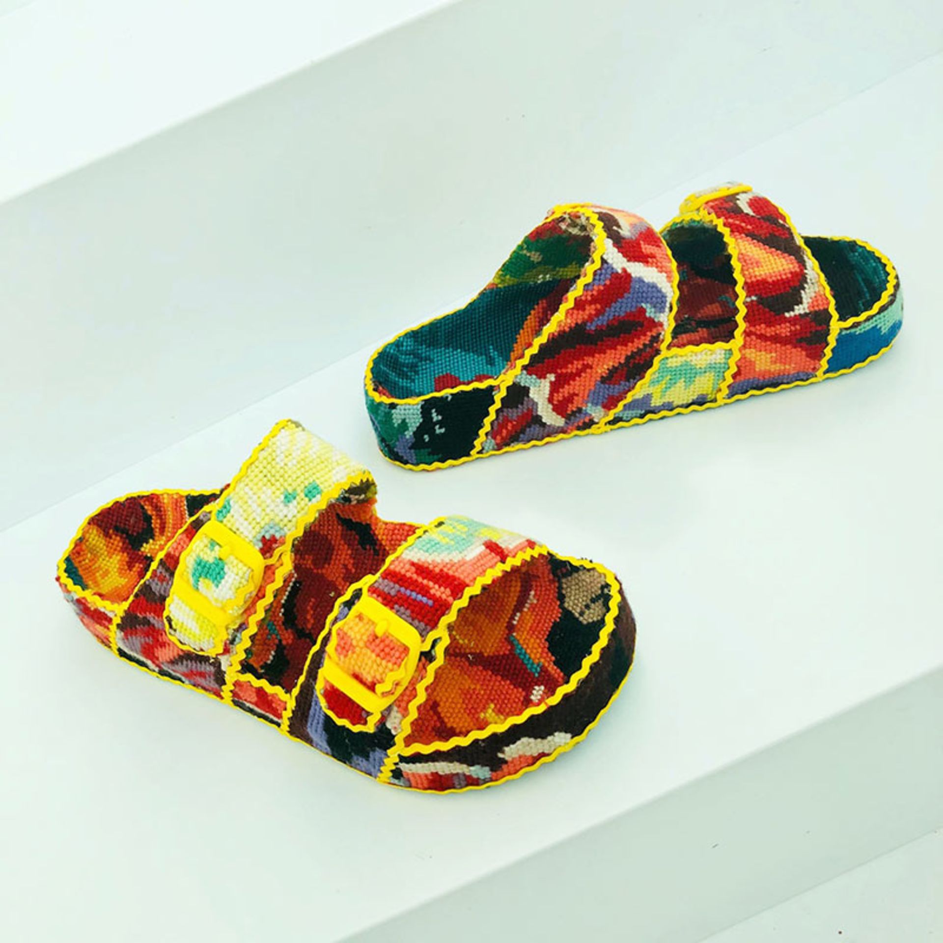 دمپایی گلدوزی شده