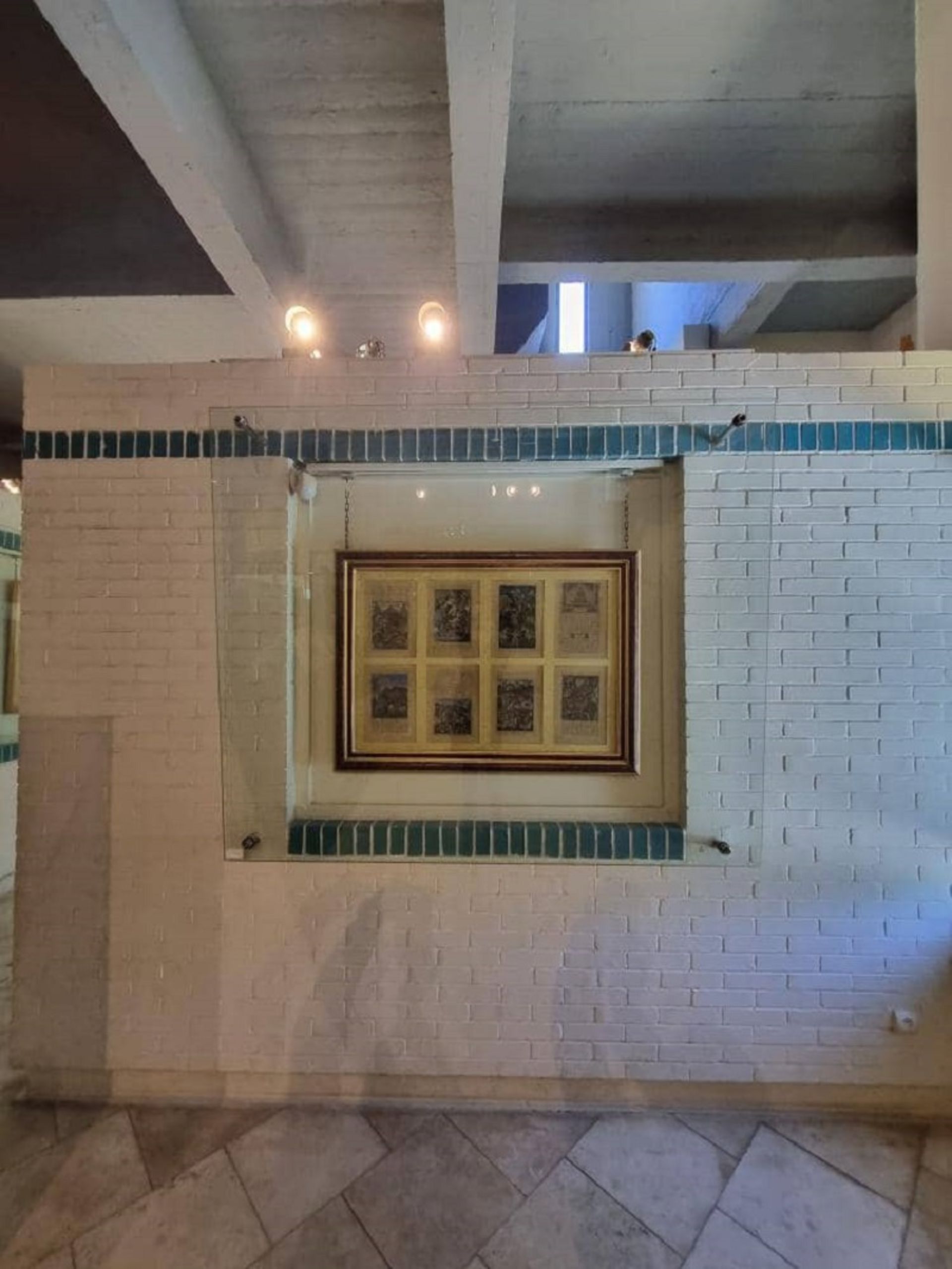 نبود تابلوی راهنما کنار آثار موزه