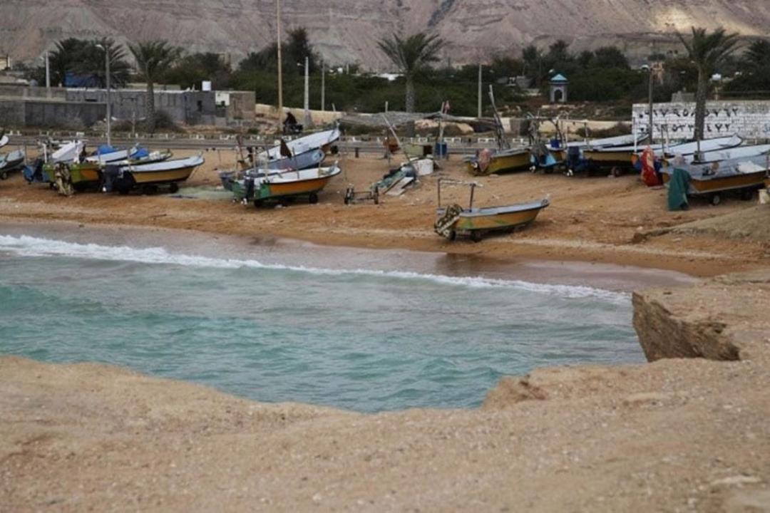 لنج ها و قایق های ماهیگیری در ساحل کمپ پارک سوزا