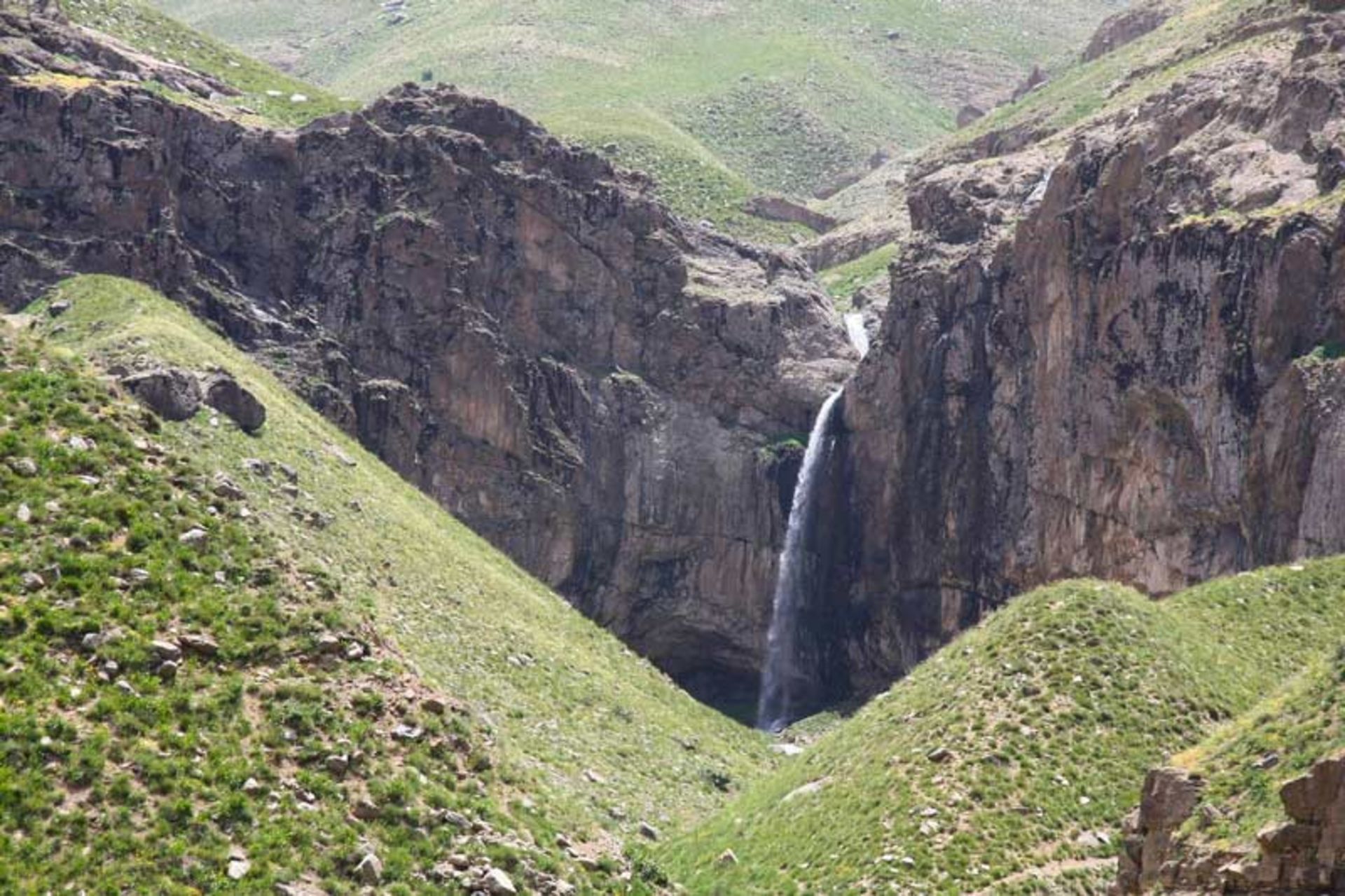 آبشار خور در دامنه صخره ای کوهستان از نمای دور، خبرگزاری مهر، عکاس نامشخص