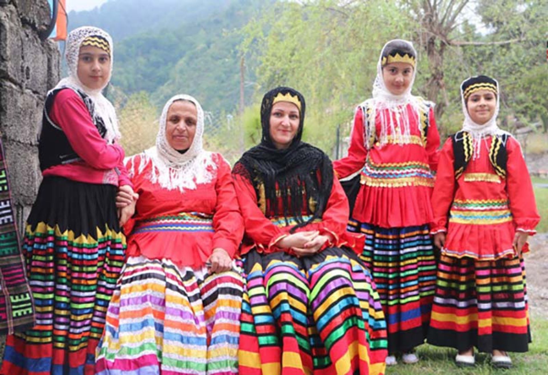 زنان و دختران شمالی با لباس محلی 